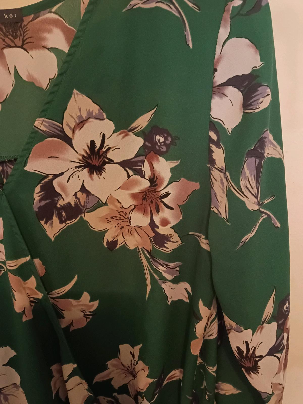 Green floral blouse size medium - Florence, South Carolina - FleaMarketBay