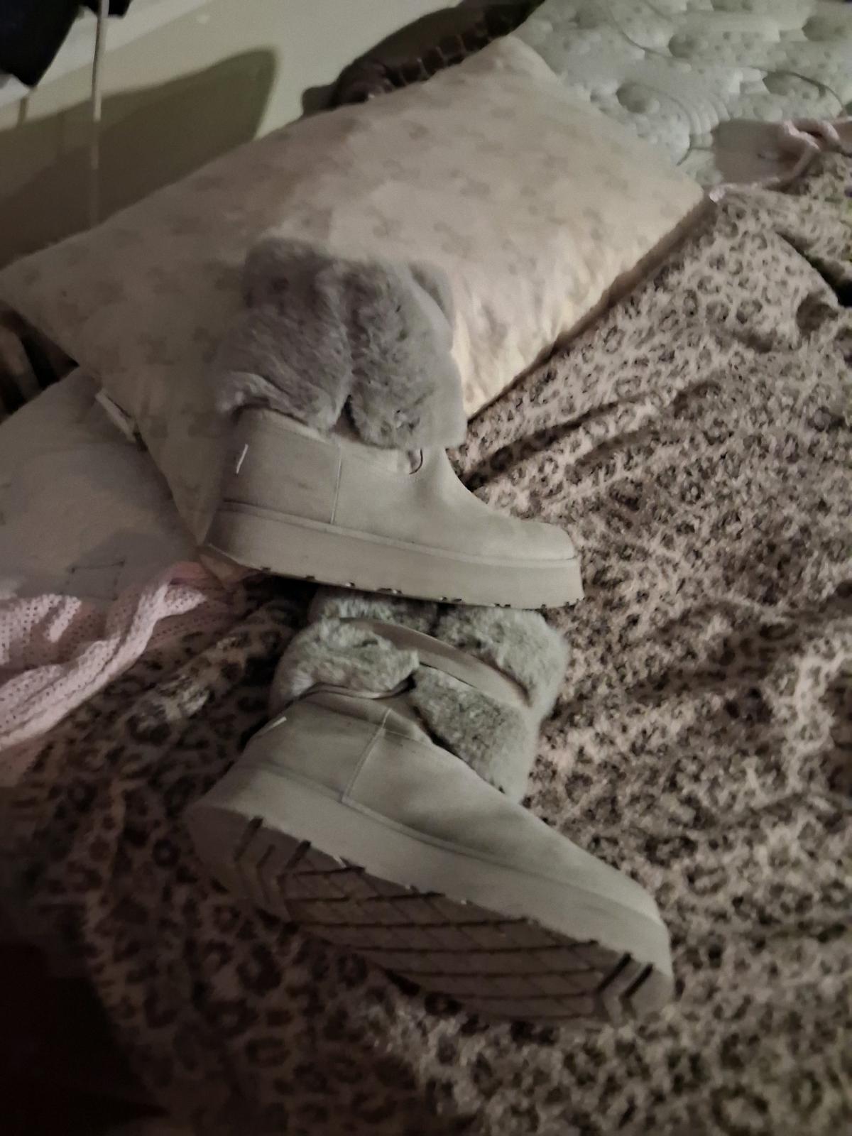womens fashion furry egg style boots size 10 - Malden, Massachusetts - FleaMarketBay