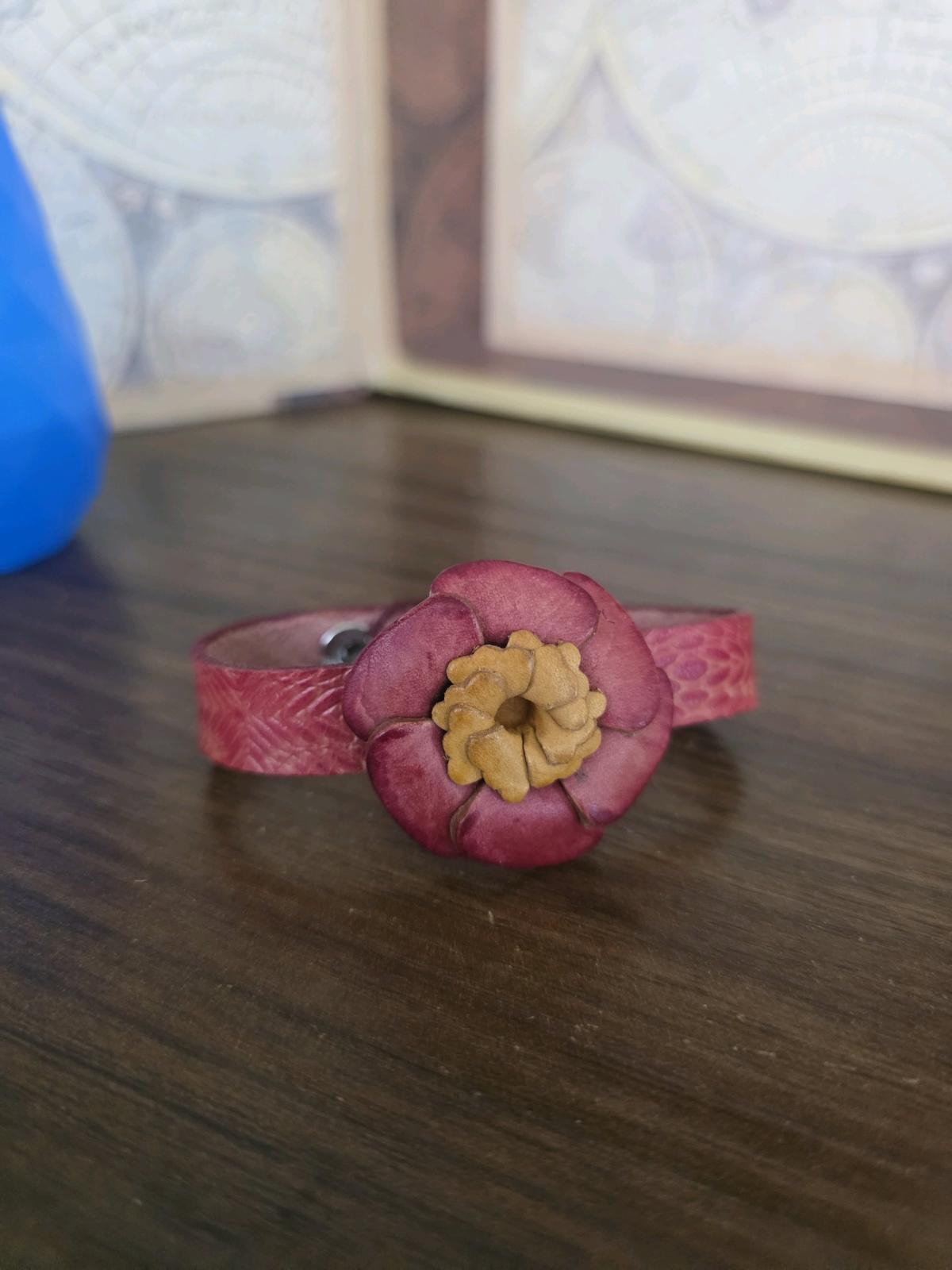 Beautiful Leather Bracelet Women Floral  Snap Adjustable 7 R - Orem, Utah - FleaMarketBay