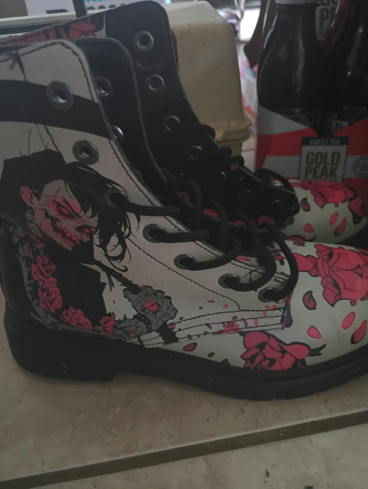rouge plus Wolf boots about 15pairs - Albuquerque, New Mexico - FleaMarketBay