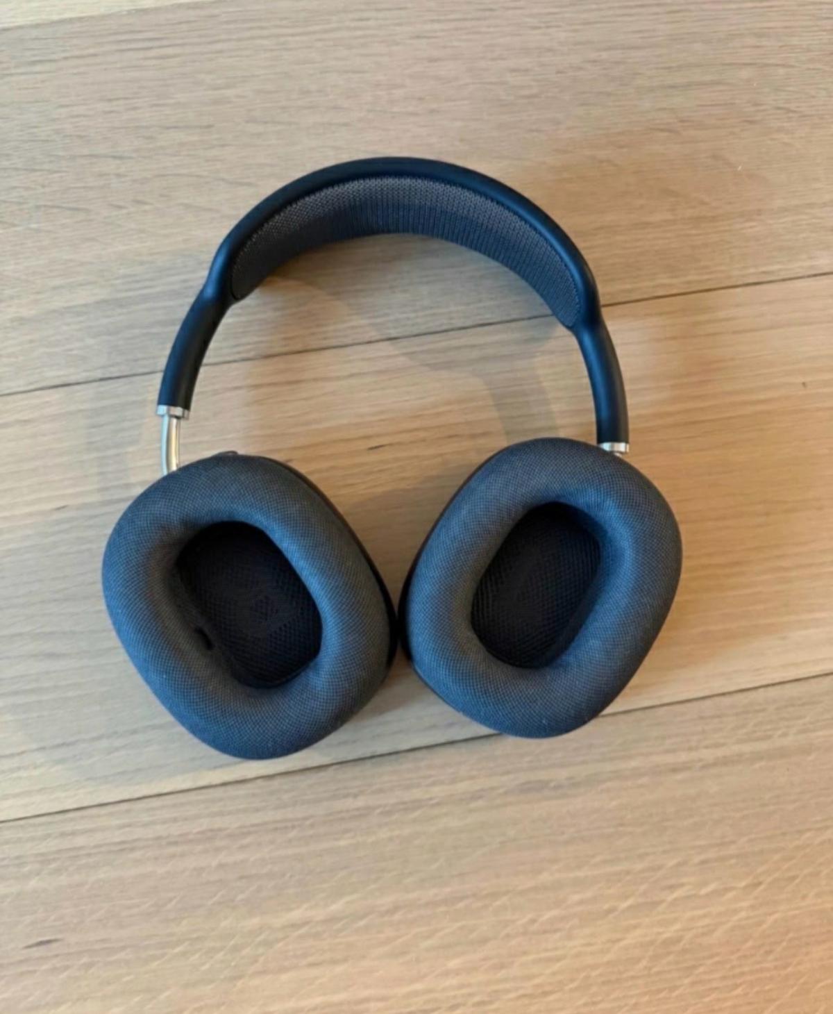 AirPod max working perfectly - Altamonte Springs, Florida - FleaMarketBay