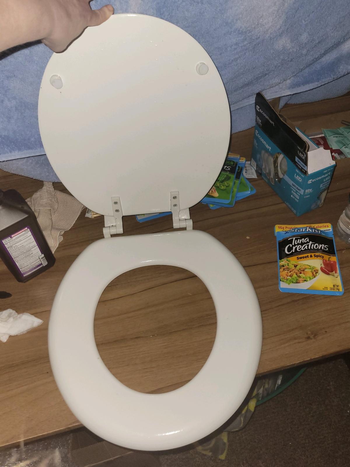 toilet seat clean and white no stains hard material - Louisville, Kentucky - FleaMarketBay