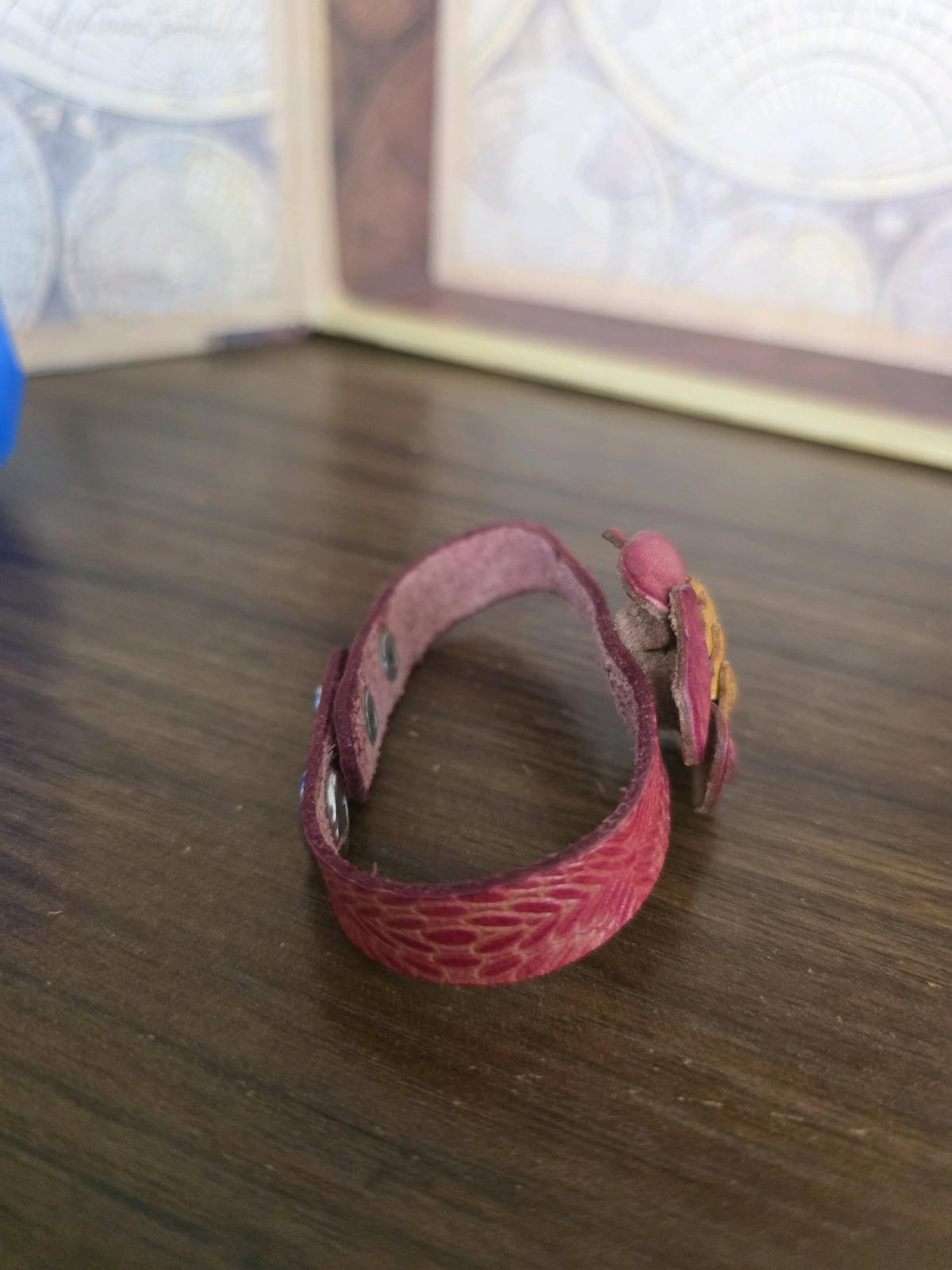 Beautiful Leather Bracelet Women Floral  Snap Adjustable 7 R - Orem, Utah - FleaMarketBay