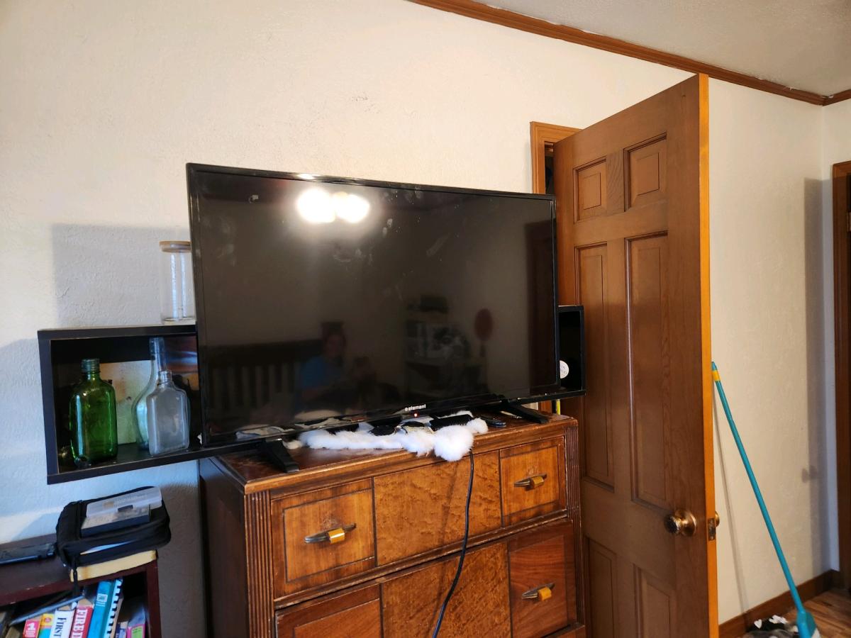 40 in element tv ready for any gaming console - Oklahoma City, Oklahoma - FleaMarketBay