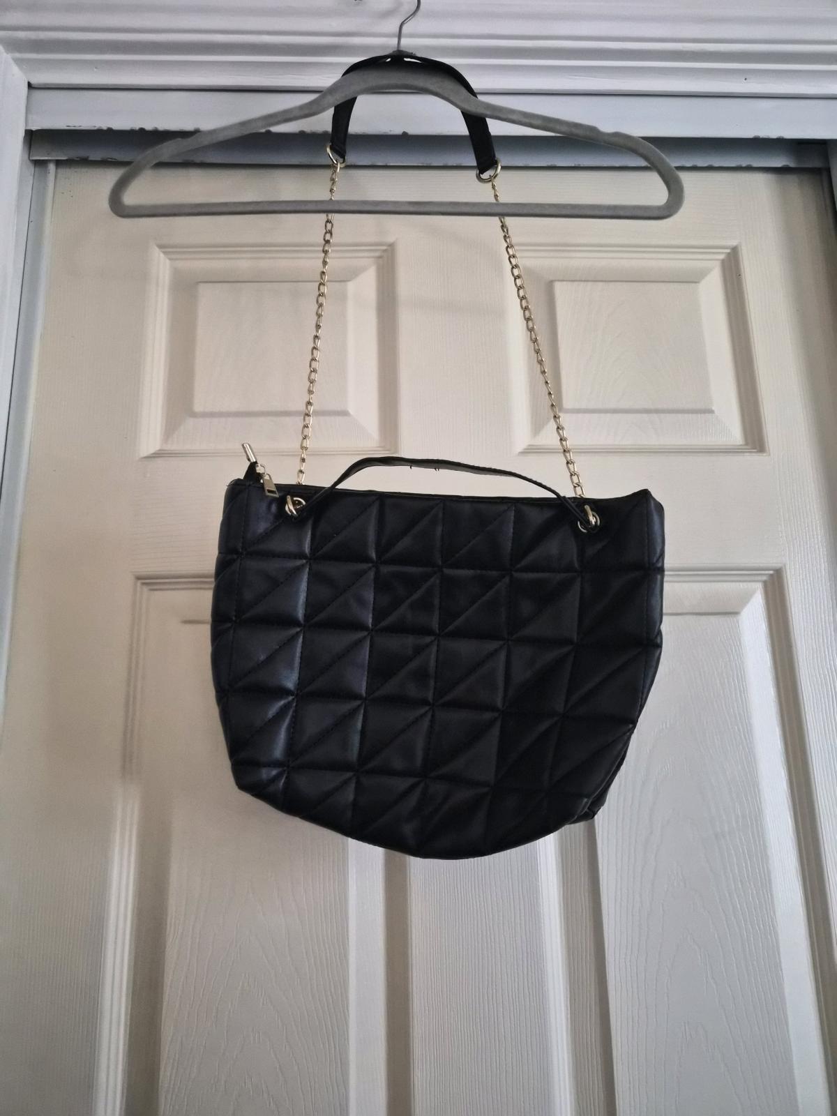Black shoulder or crossbody meduim hang bag - Hawthorne, California - FleaMarketBay