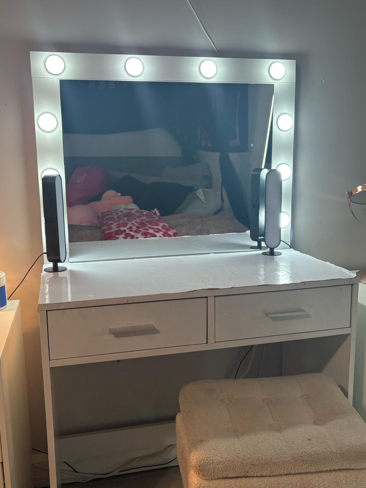 white vanity with light up mirror - Alicia, Arkansas - FleaMarketBay