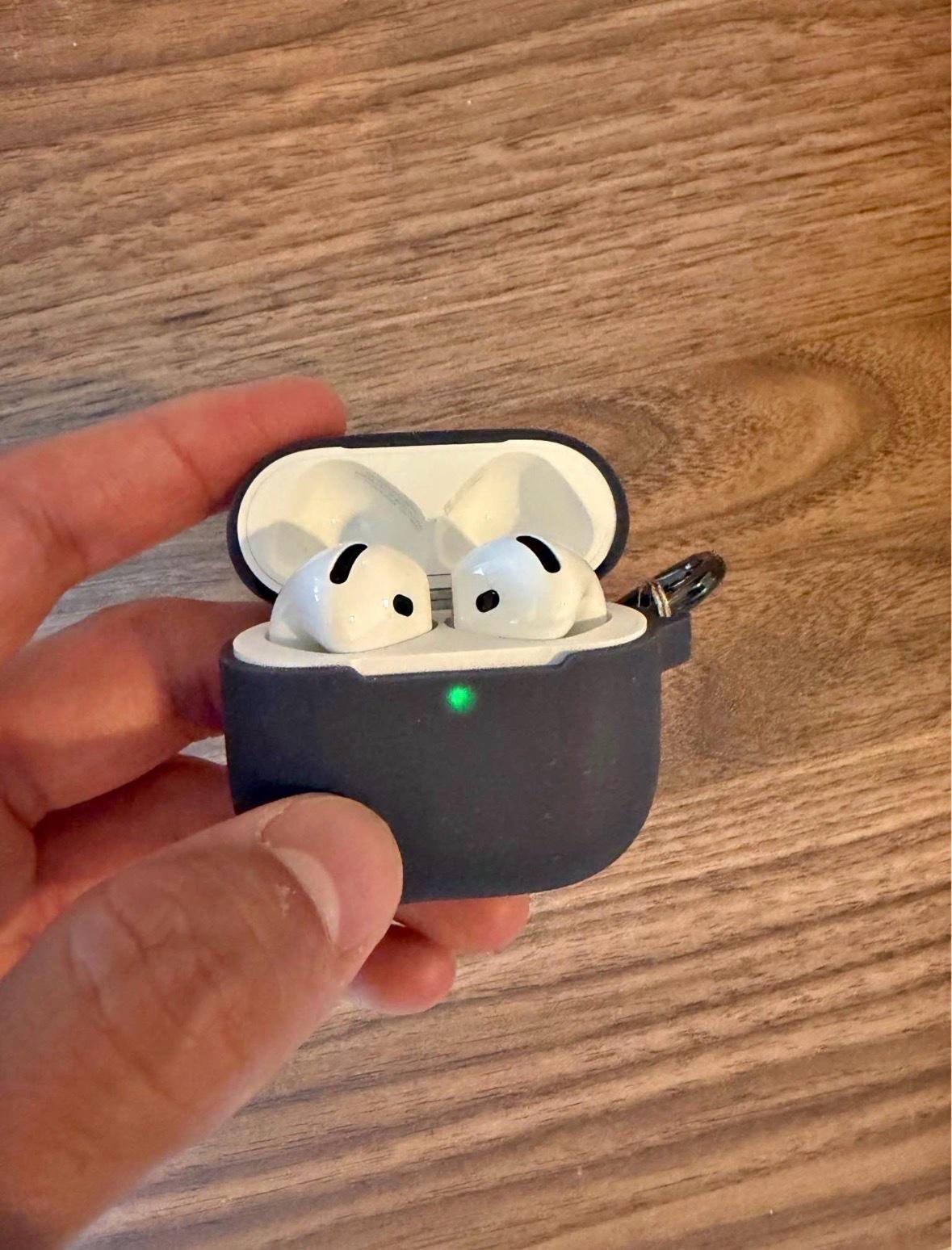 white AirPods good condition - Addieville, Illinois - FleaMarketBay
