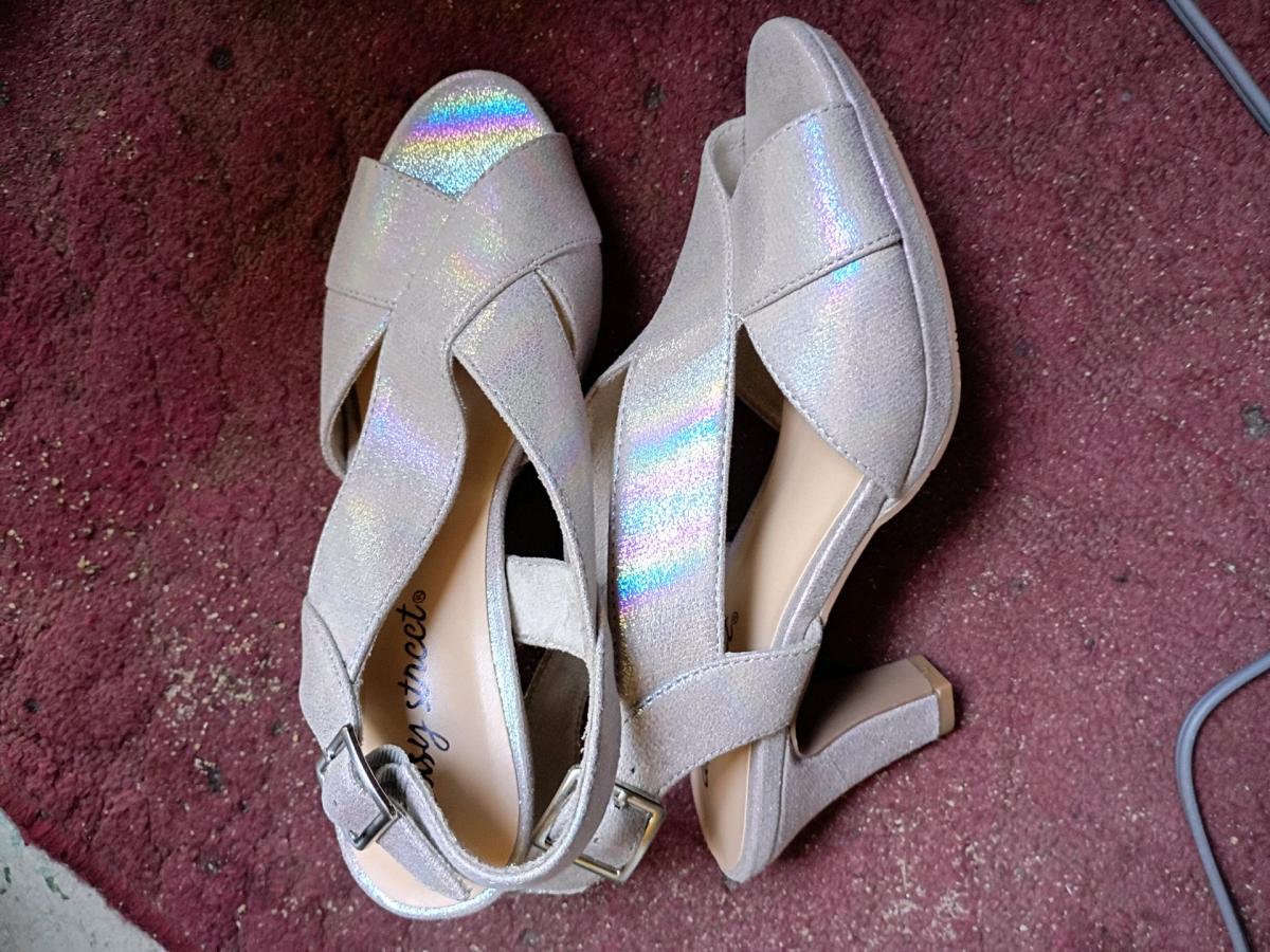 A Nice Womens Pair of Silver Glittery Short Heels - Swansea, South Carolina - FleaMarketBay