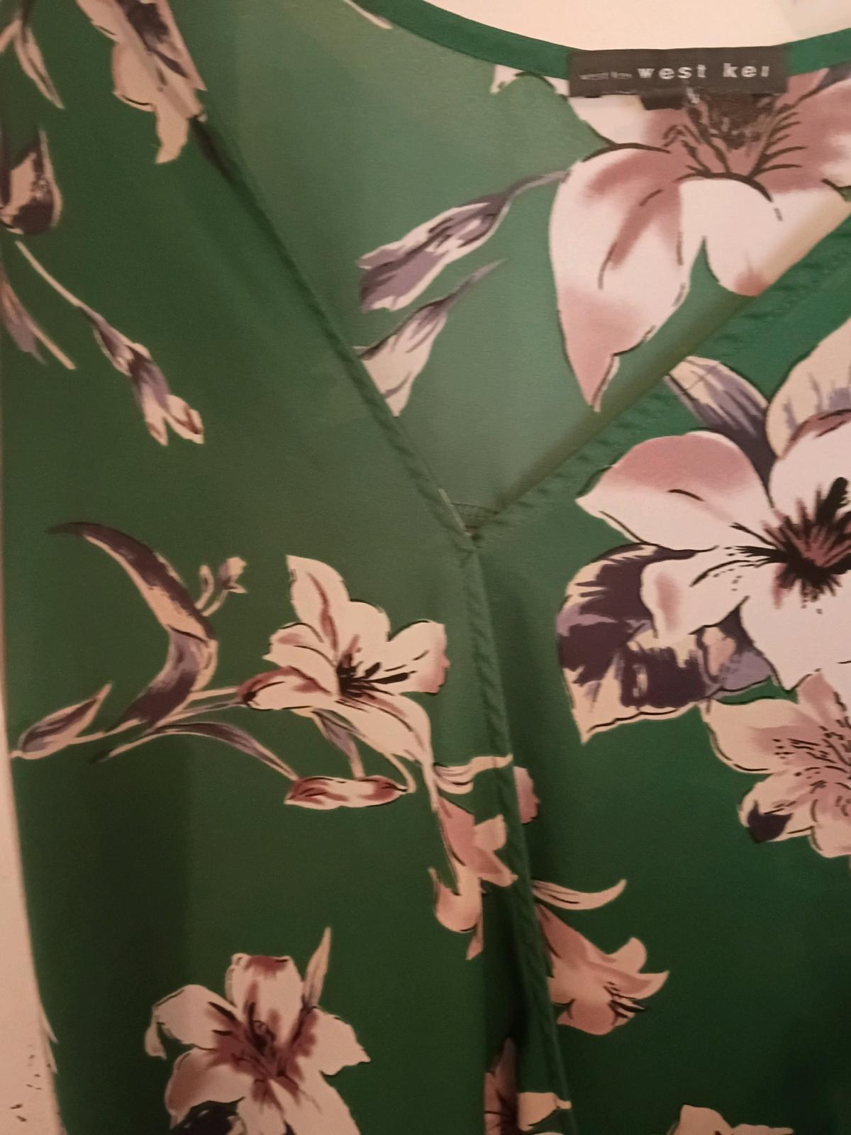 Green floral blouse size medium - Florence, South Carolina - FleaMarketBay