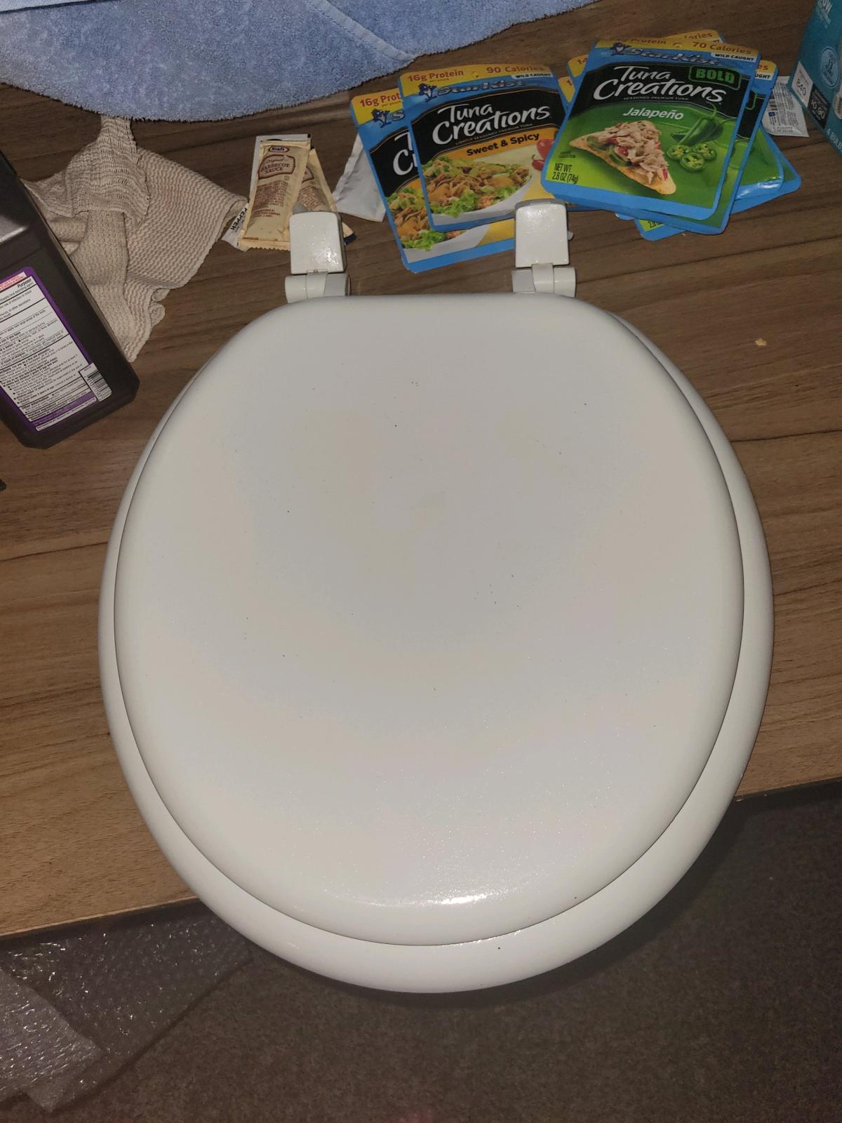 toilet seat clean and white no stains hard material - Louisville, Kentucky - FleaMarketBay