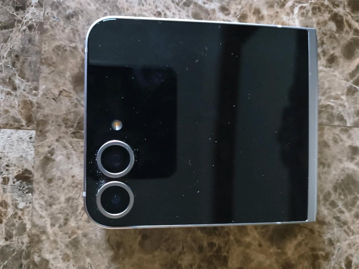 Galaxy Z Flip 6 Slive Shadow 256GB Broken Screen - Mansura, Louisiana - FleaMarketBay