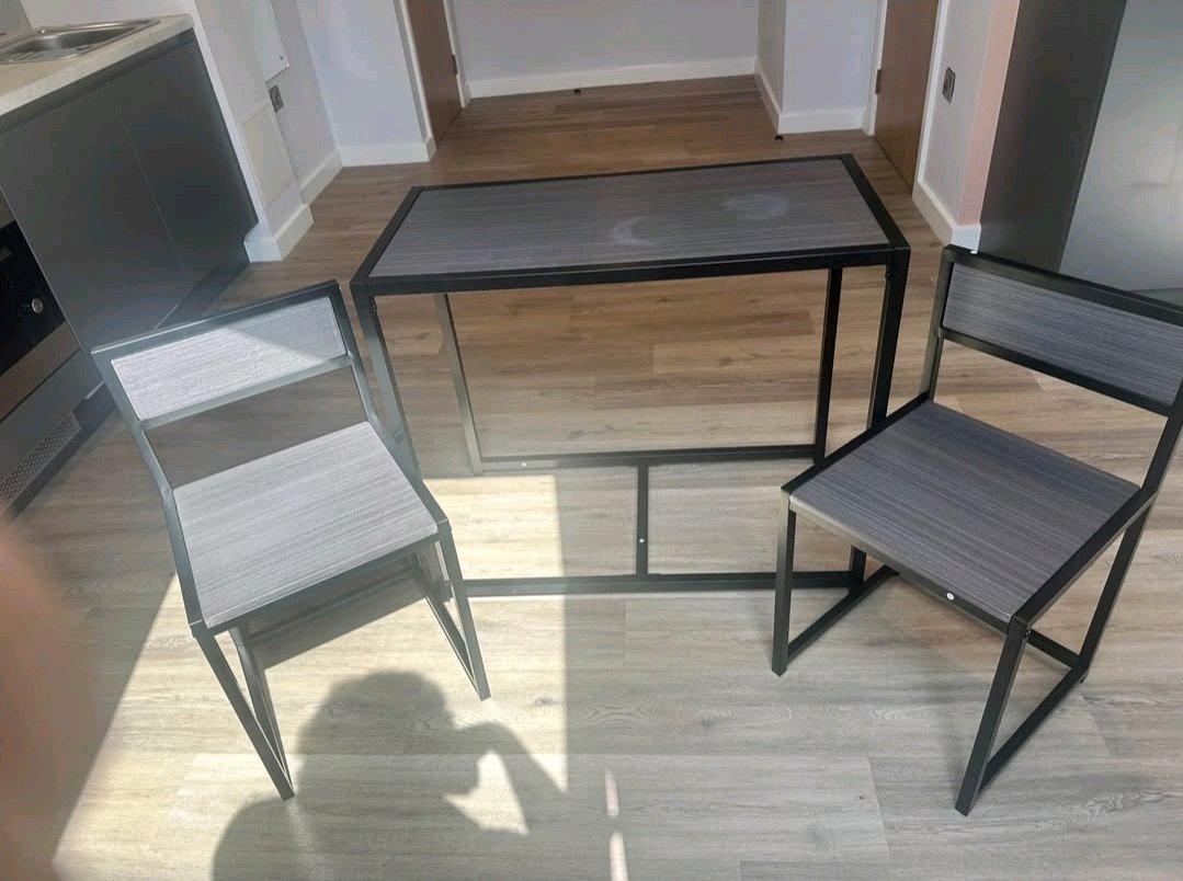 Table and chairs - Dallas, Texas - FleaMarketBay