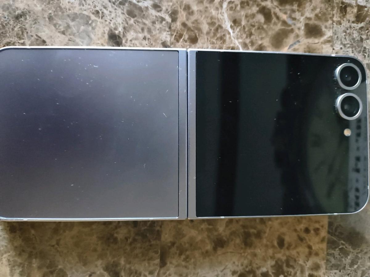 Galaxy Z Flip 6 Slive Shadow 256GB Broken Screen - Mansura, Louisiana - FleaMarketBay