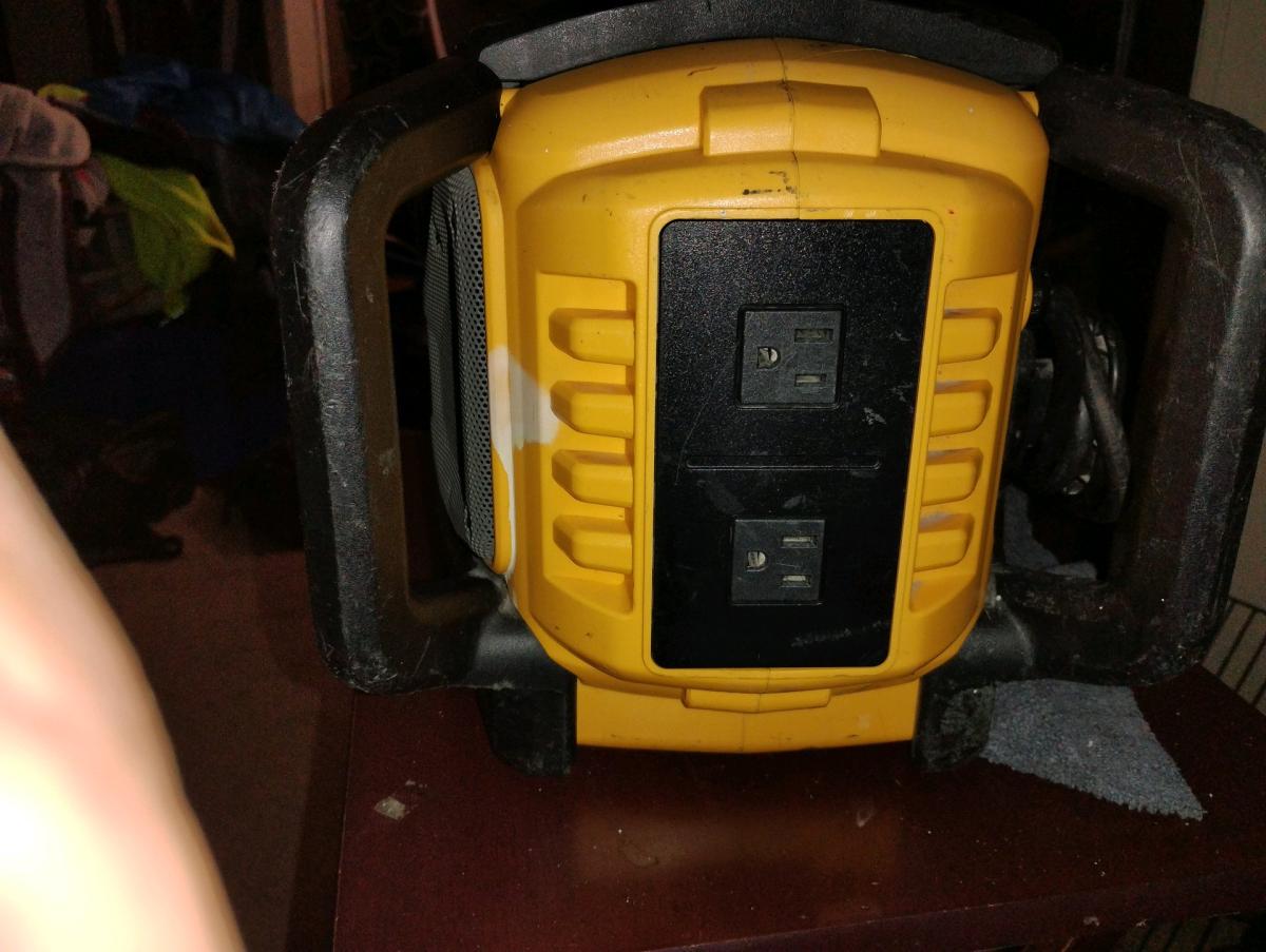 DeWalt radio charger combo Bluetooth worksite model - Port Huron, Michigan - FleaMarketBay
