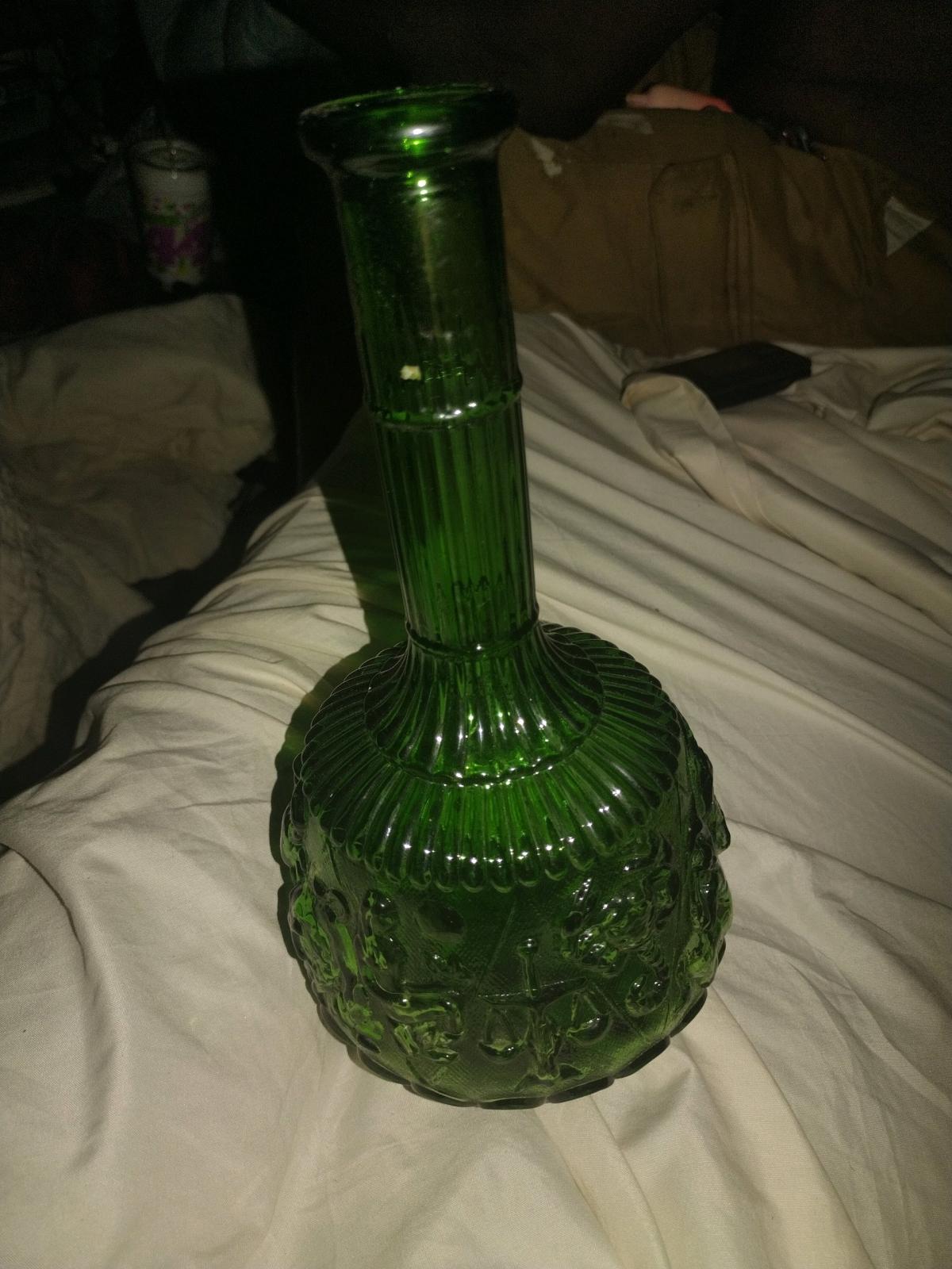 green glassware vase very beautiful with designs - Anderson, Indiana - FleaMarketBay