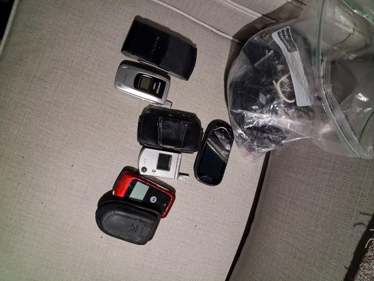 4 old phones and cases - Clearwater, Florida - FleaMarketBay