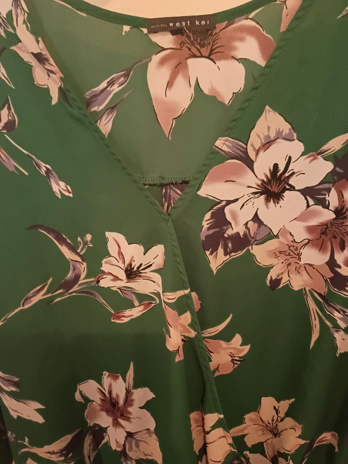 Green floral blouse size medium - Florence, South Carolina - FleaMarketBay
