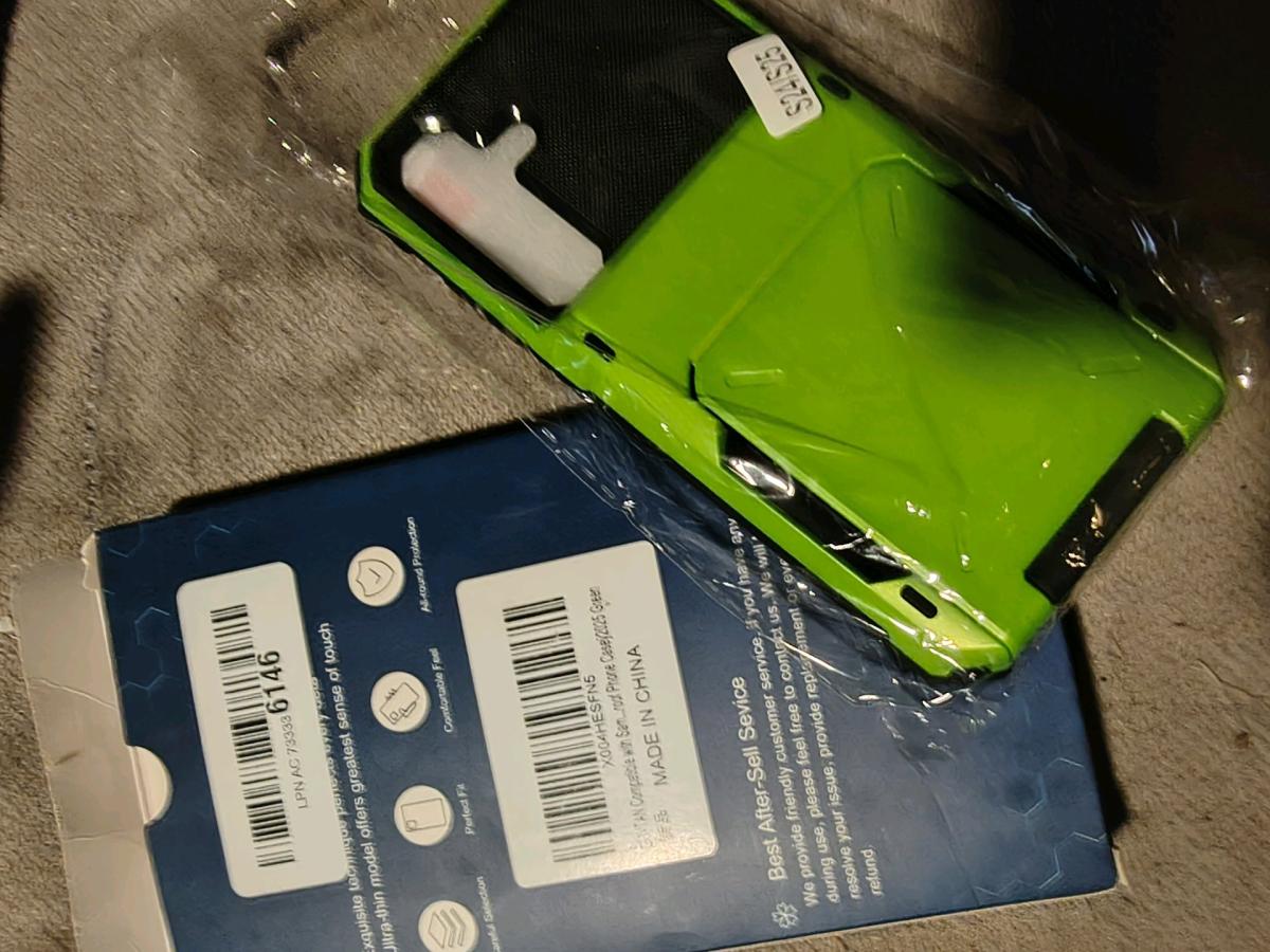 green phone case s24 or s25 - Strafford, Missouri - FleaMarketBay