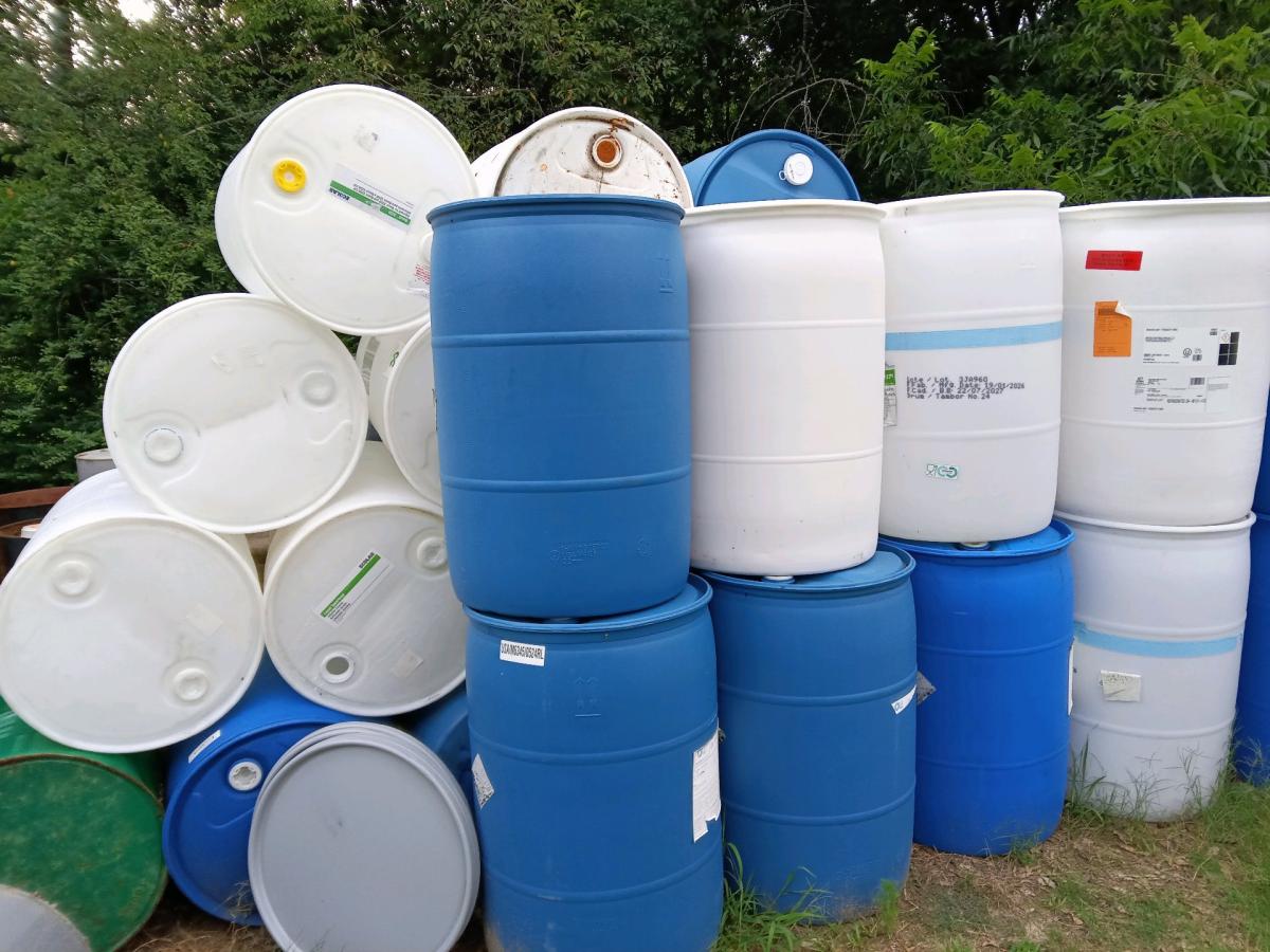 food grade barrels plastic to metal with lock and lid - Honea Path, South Carolina - FleaMarketBay