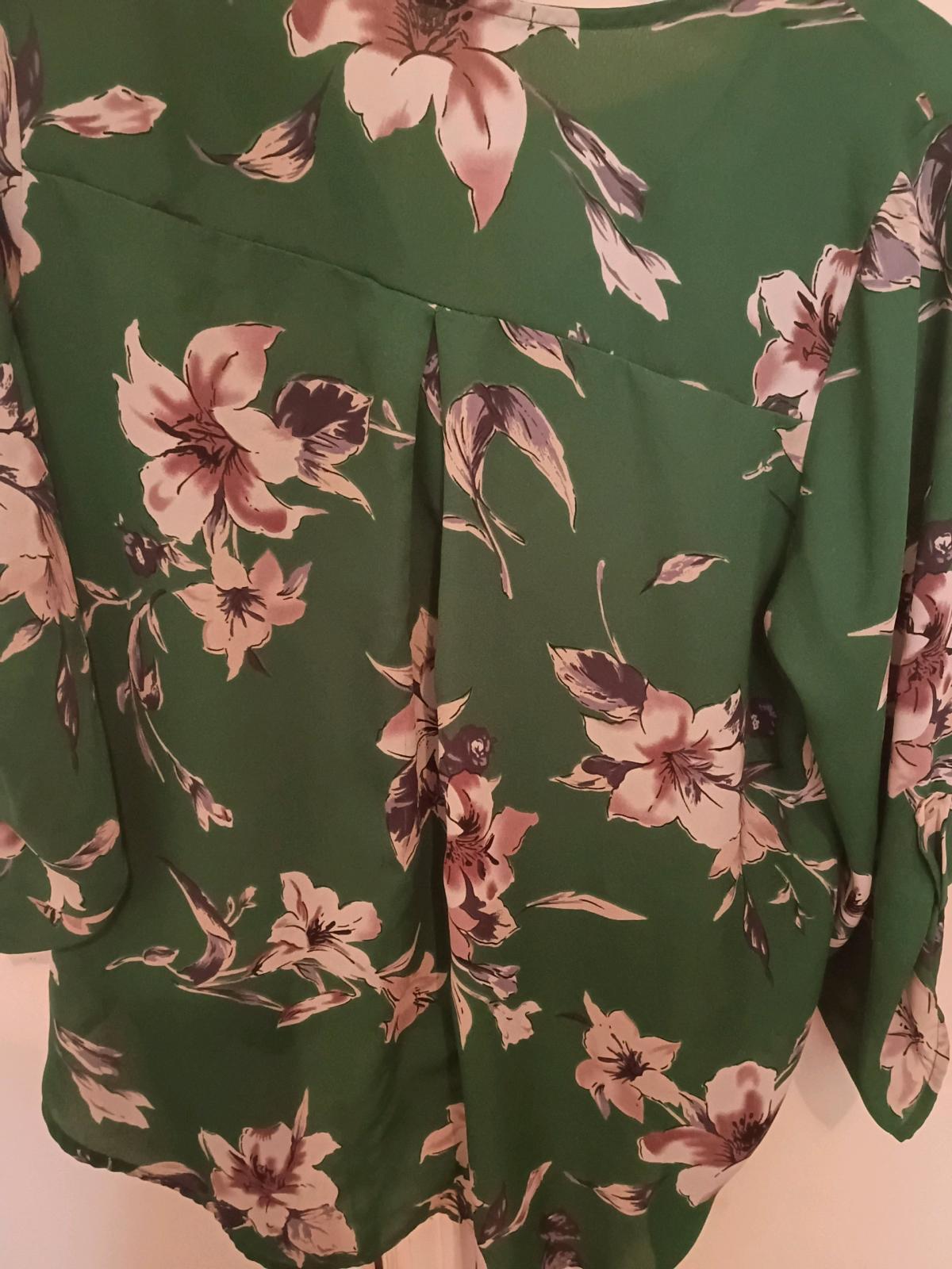 Green floral blouse size medium - Florence, South Carolina - FleaMarketBay