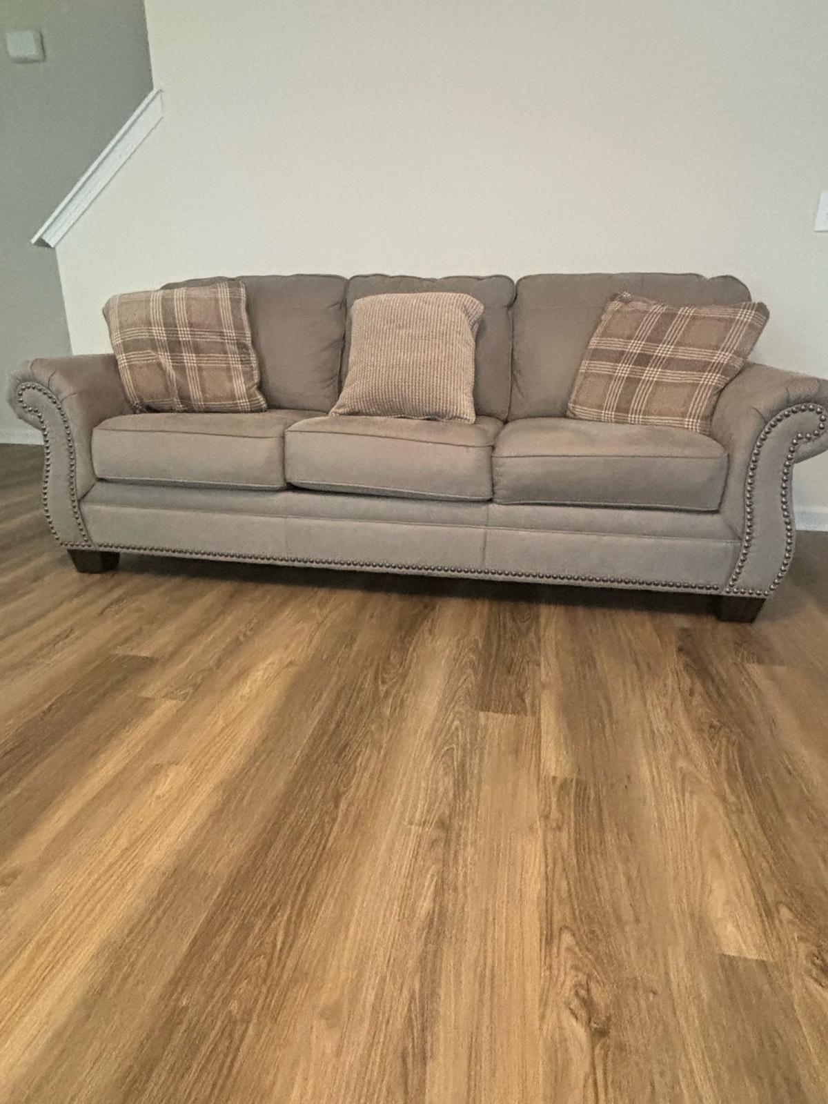 sofa gray - Dunn, North Carolina - FleaMarketBay