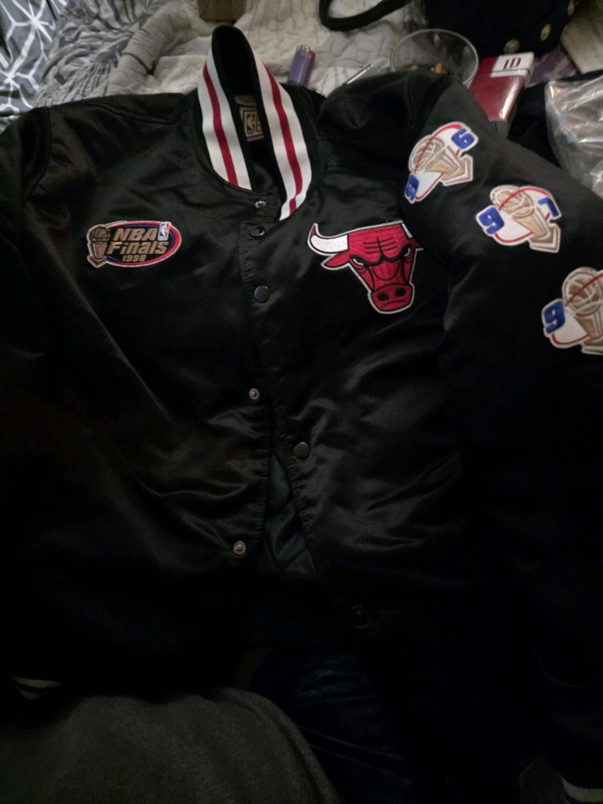 Chicago bulls jacket - Jeffersonville, Indiana - FleaMarketBay