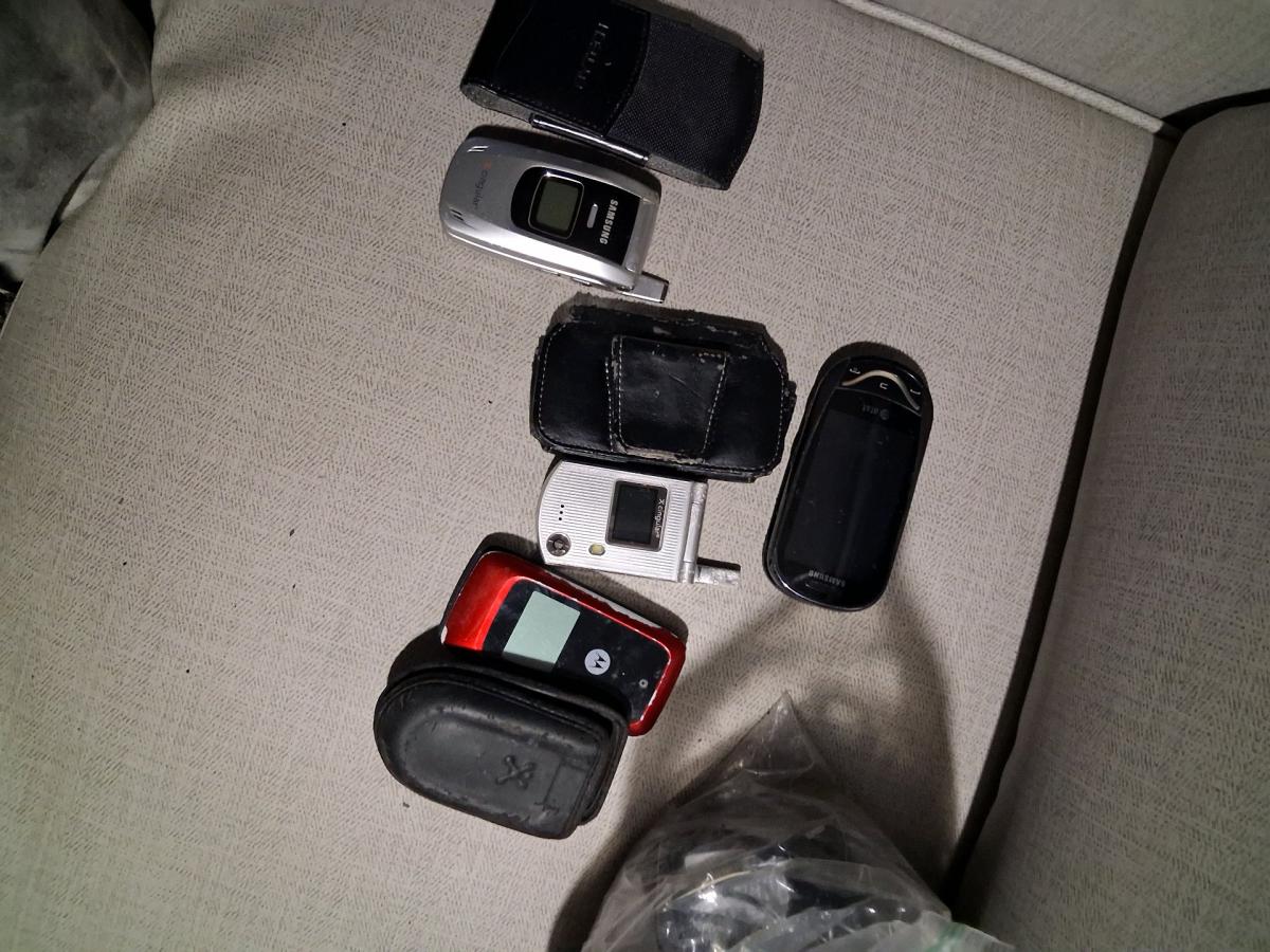 4 old phones and cases - Clearwater, Florida - FleaMarketBay