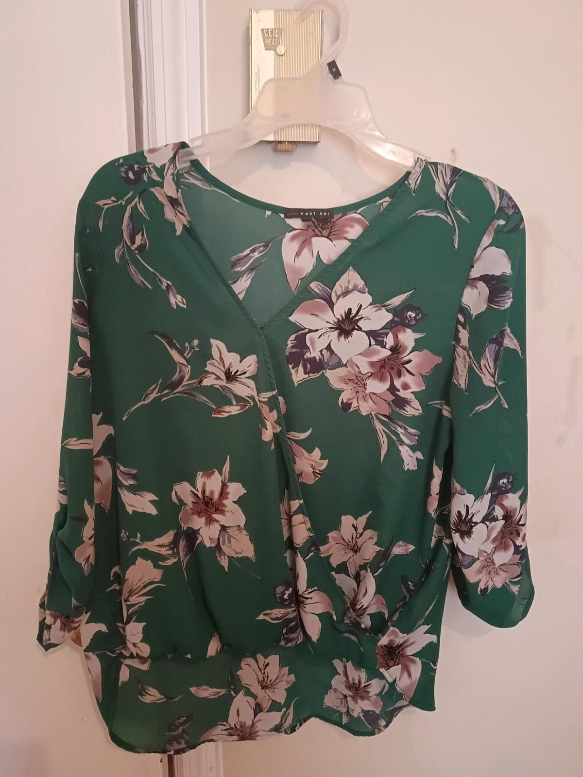 Green floral blouse size medium - Florence, South Carolina - FleaMarketBay