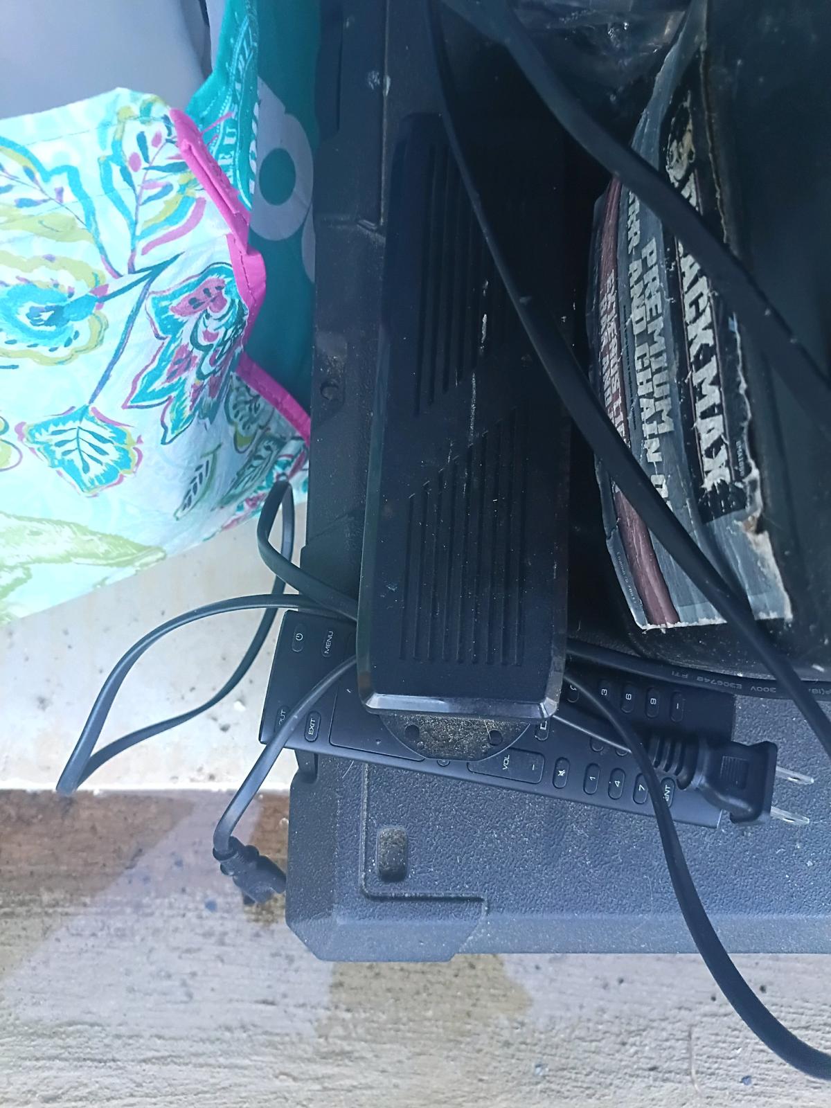 small TV its used but it works great - Cullman, Alabama - FleaMarketBay