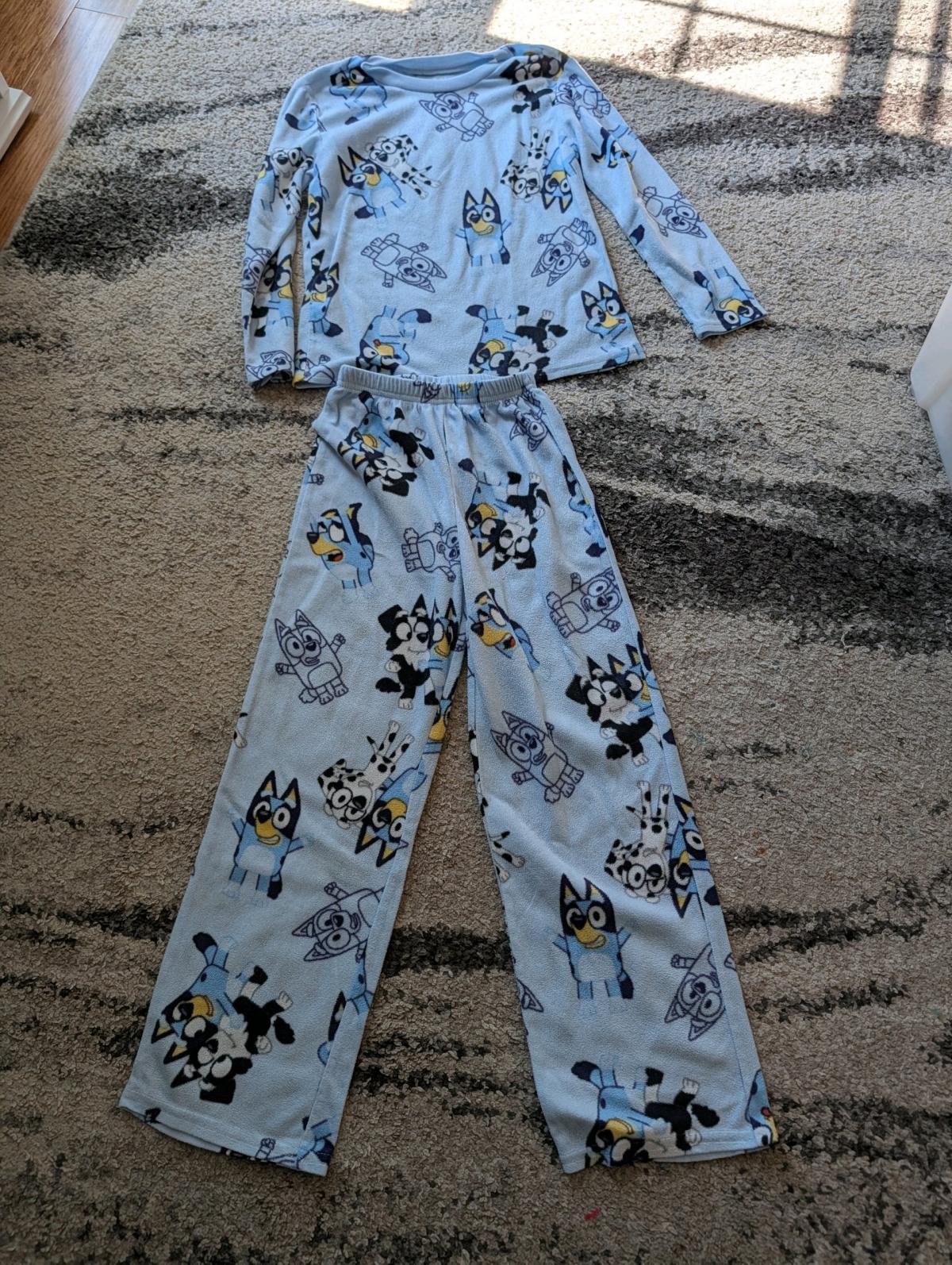 Bluey fleece pajama set size 6 - Saint Louis, Missouri - FleaMarketBay
