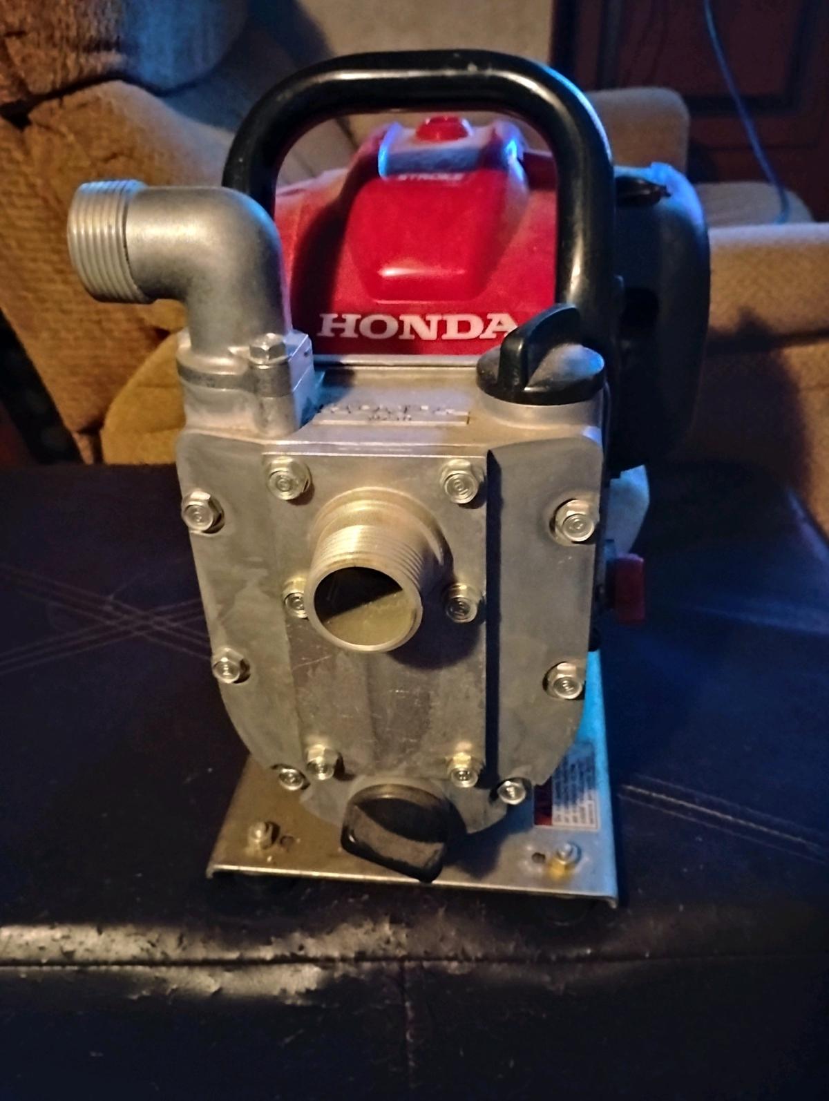 Honda wx10 4 stroke water pump 32 gallons a min - Batesville, Arkansas - FleaMarketBay