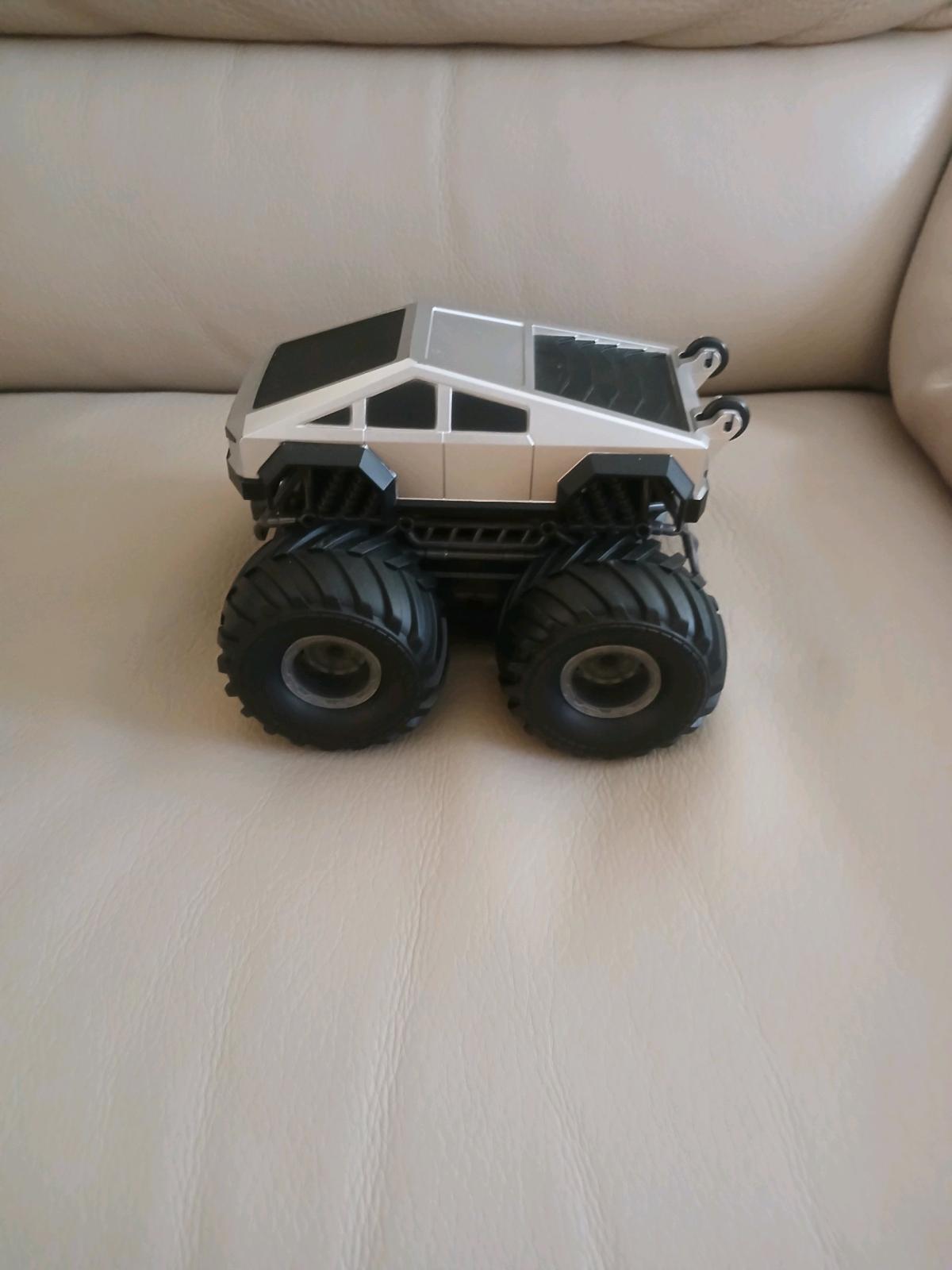 Toy car bundle orange car can turn into a robot - Miami, Florida - FleaMarketBay