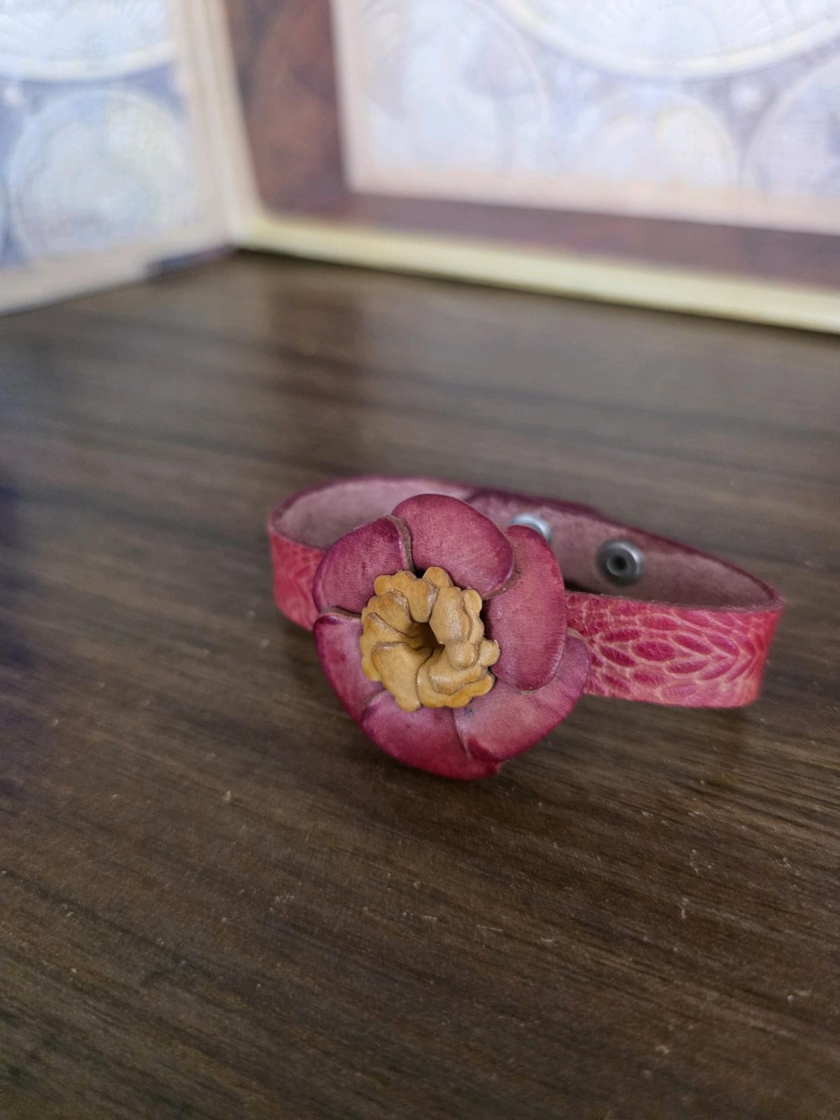 Beautiful Leather Bracelet Women Floral  Snap Adjustable 7 R - Orem, Utah - FleaMarketBay