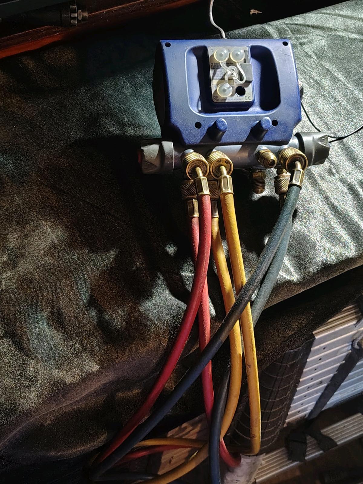 yellow jacket digital manifold P51 870 Titan - Fountaintown, Indiana - FleaMarketBay