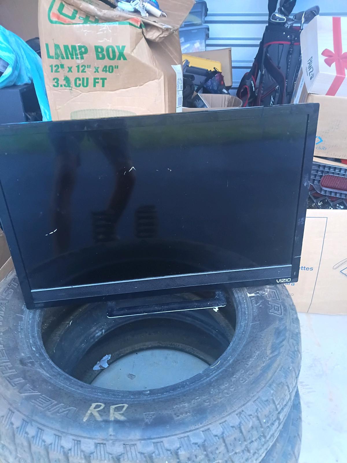small TV its used but it works great - Cullman, Alabama - FleaMarketBay
