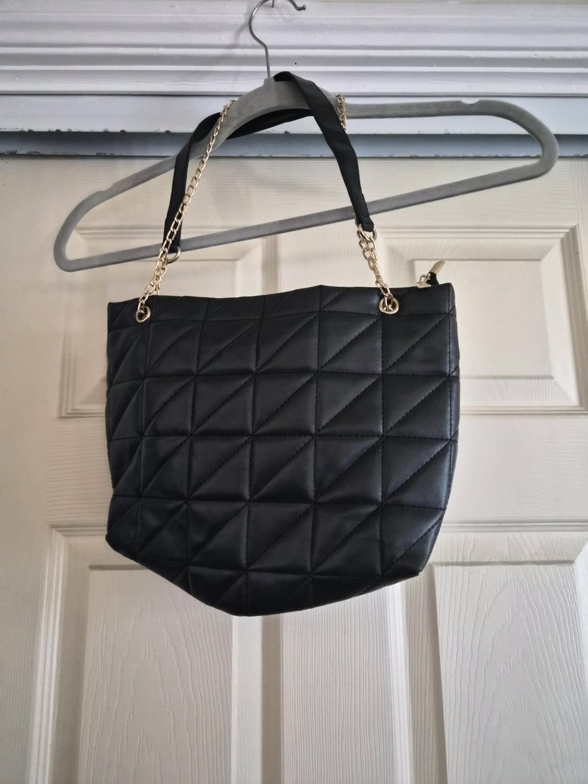 Black shoulder or crossbody meduim hang bag - Hawthorne, California - FleaMarketBay