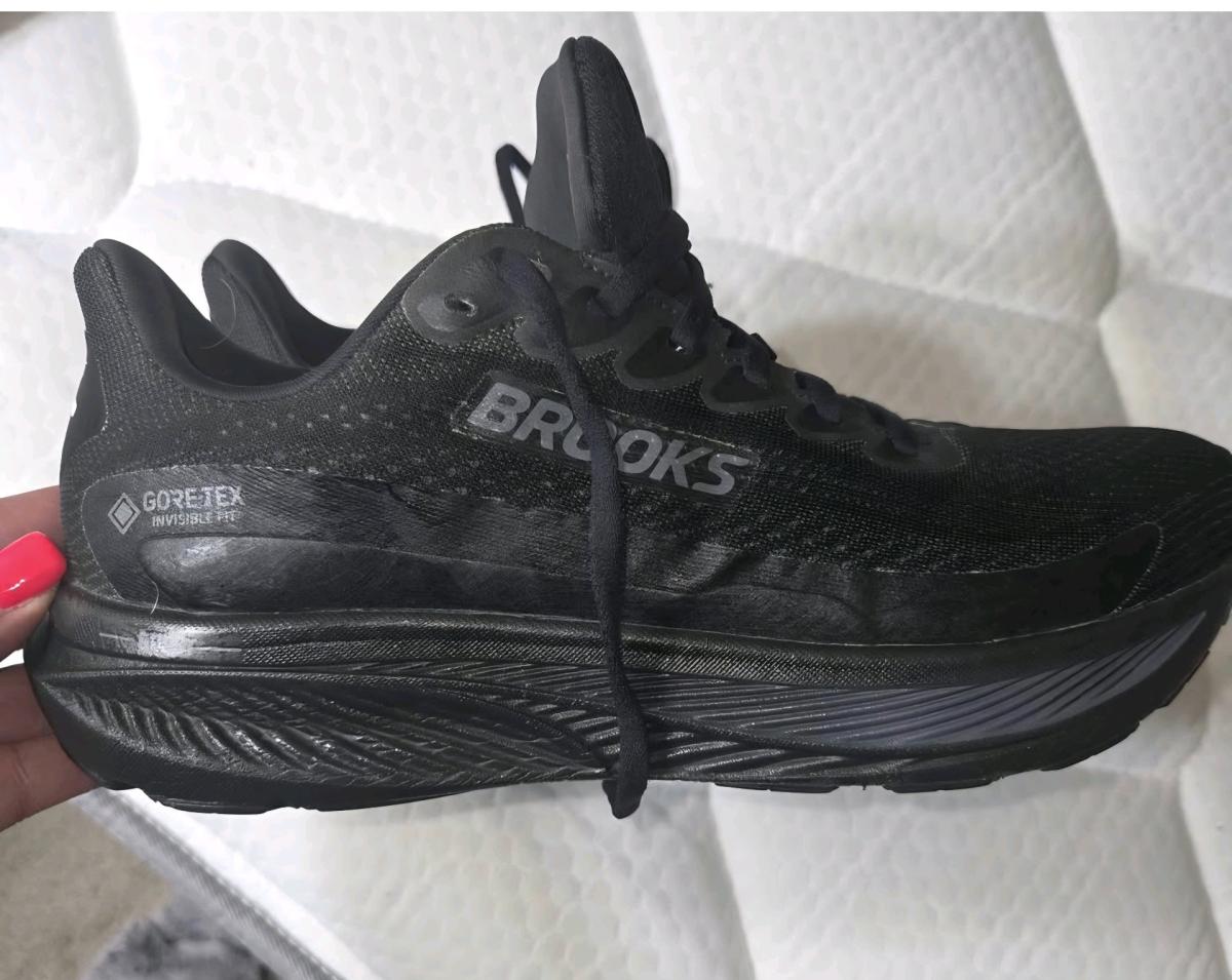 Brooks Ghost black  size 11 Medium B - Eden, North Carolina - FleaMarketBay