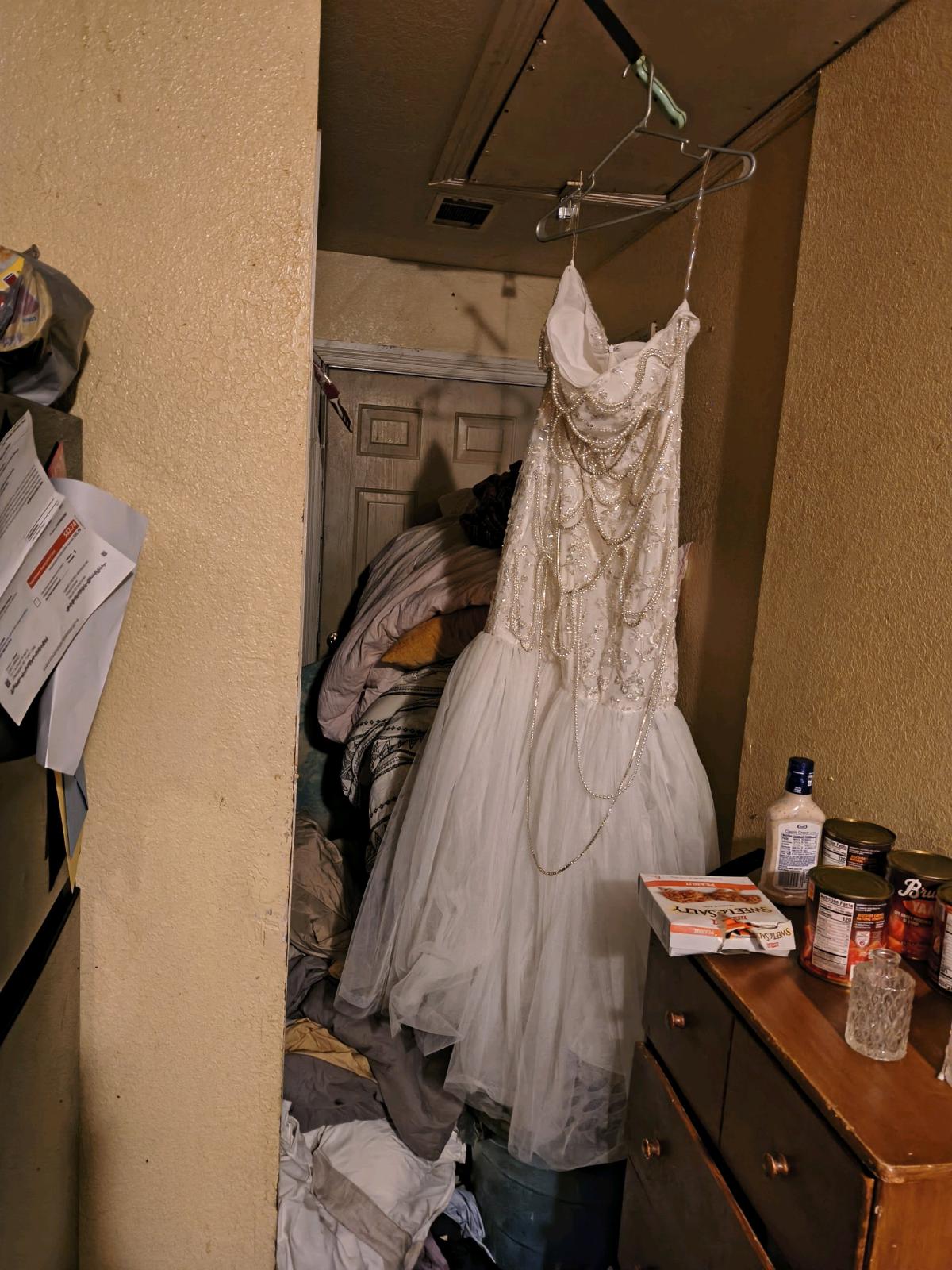 A wedding dress for a mighty pretty lady - Jonesboro, Arkansas - FleaMarketBay