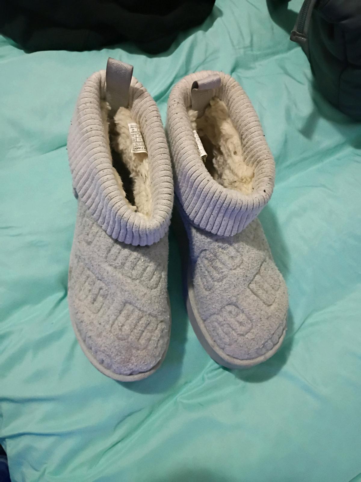 Ugg boots practically brand new - Omaha, Nebraska - FleaMarketBay