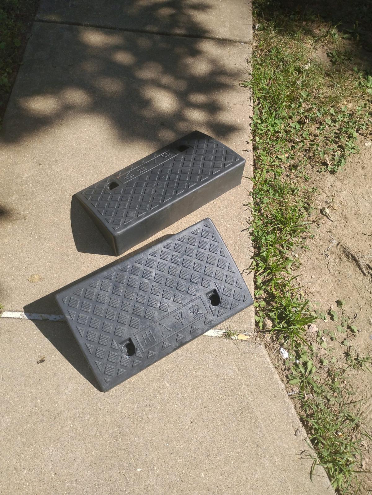 curbside ramps 5 inches tall strong cross braced plastic - Newport, Kentucky - FleaMarketBay