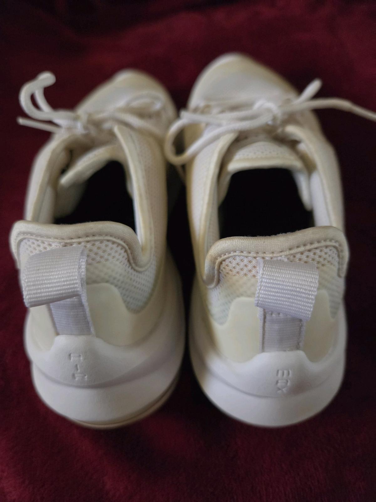Womans size 6 and have Nike Air Max Axis - Killeen, Texas - FleaMarketBay