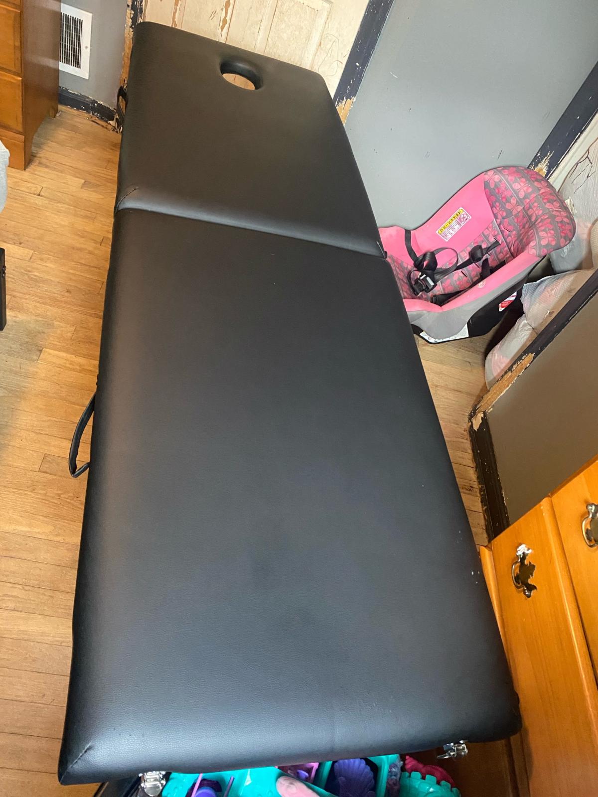 massage table - Auburn Hills, Michigan - FleaMarketBay