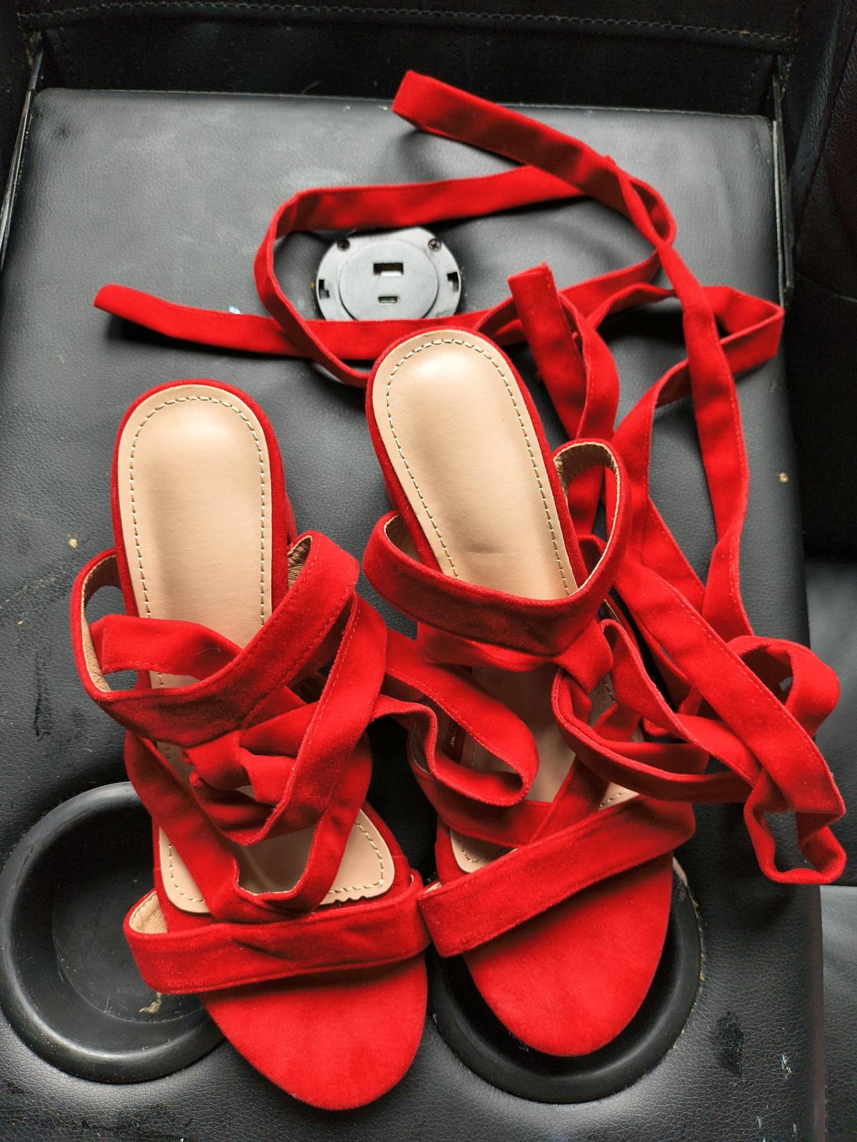 lote de 4 prendas de ropa y un par de zapatillas tacon ancho - South Bend, Washington - FleaMarketBay