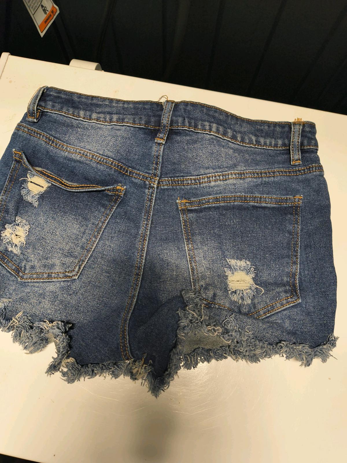 lote de 4 prendas de ropa y un par de zapatillas tacon ancho - South Bend, Washington - FleaMarketBay
