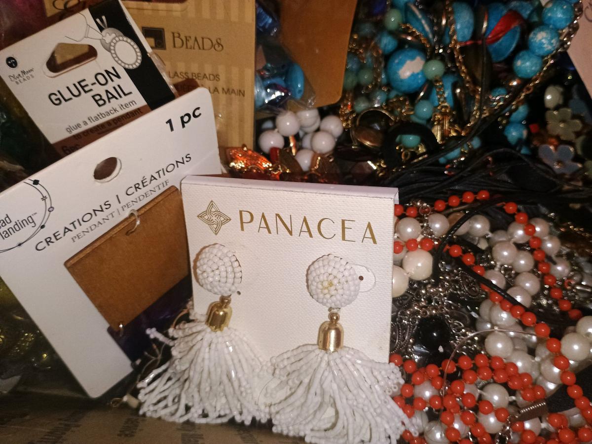8lbs of random jewelry and beads - Summerville, South Carolina - FleaMarketBay
