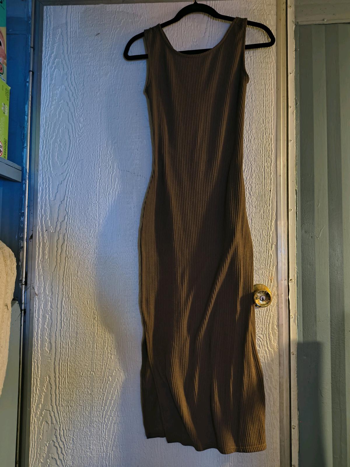 lote de 4 prendas de ropa y un par de zapatillas tacon ancho - South Bend, Washington - FleaMarketBay