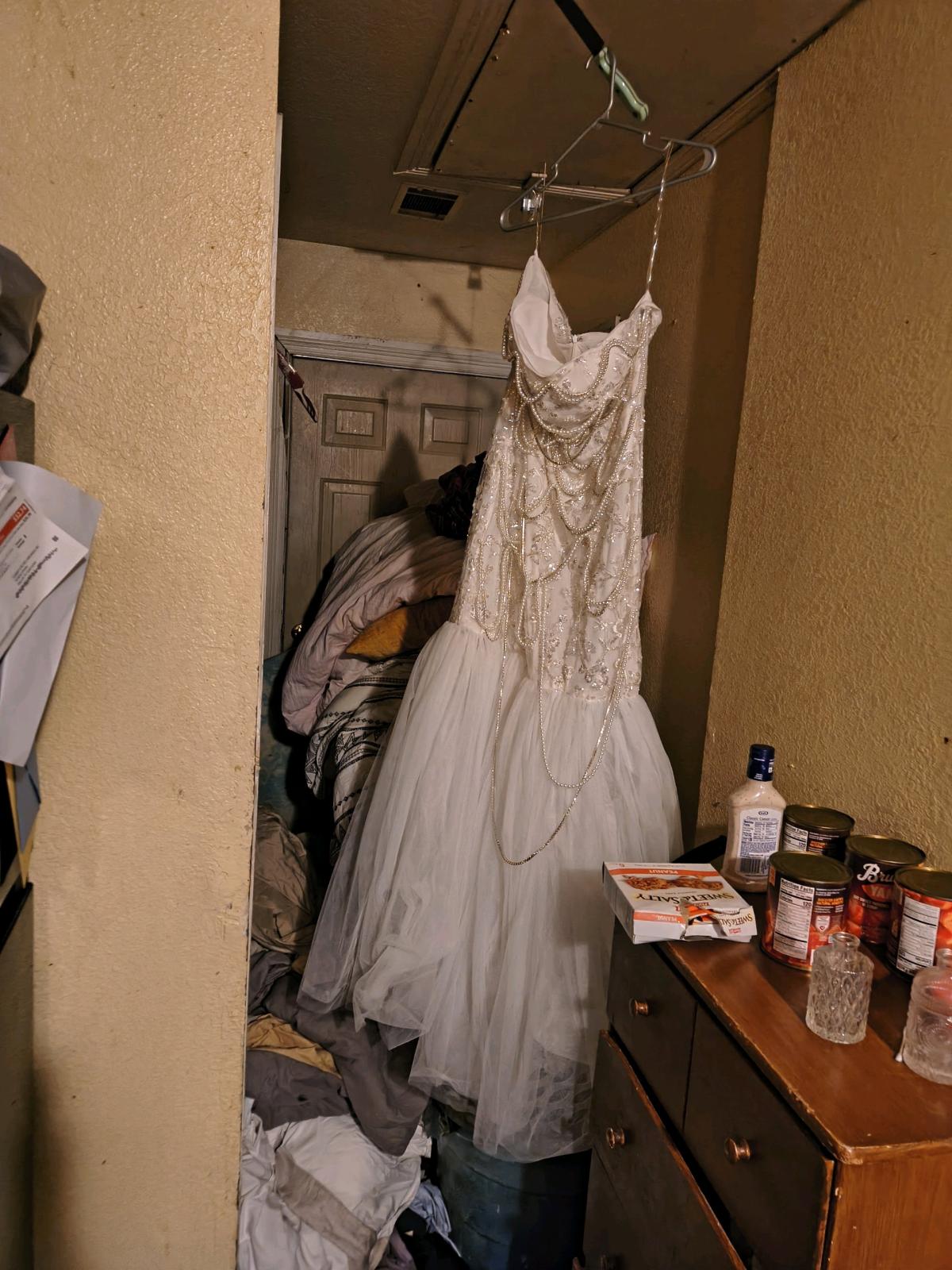 A wedding dress for a mighty pretty lady - Jonesboro, Arkansas - FleaMarketBay