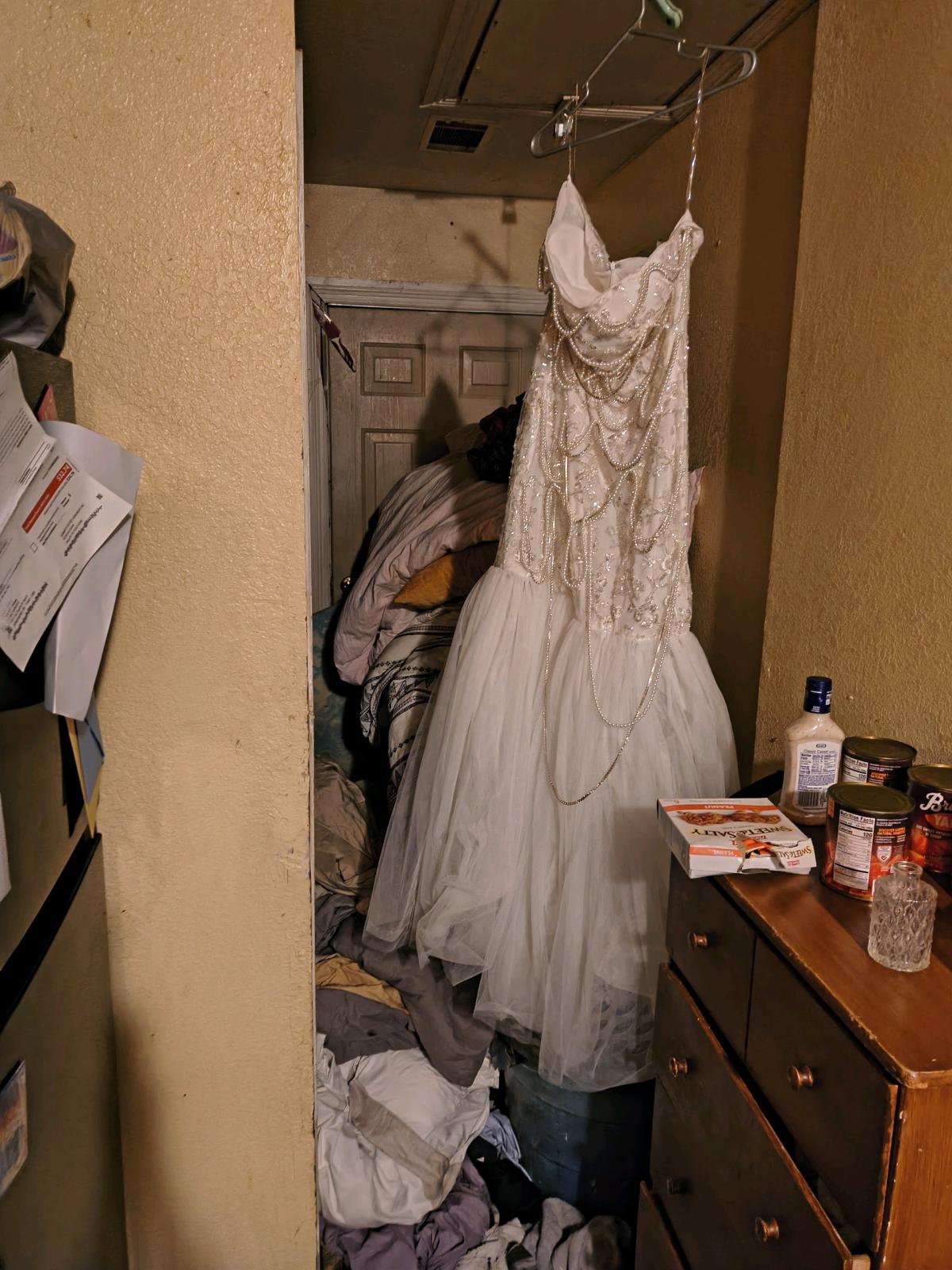 A wedding dress for a mighty pretty lady - Jonesboro, Arkansas - FleaMarketBay
