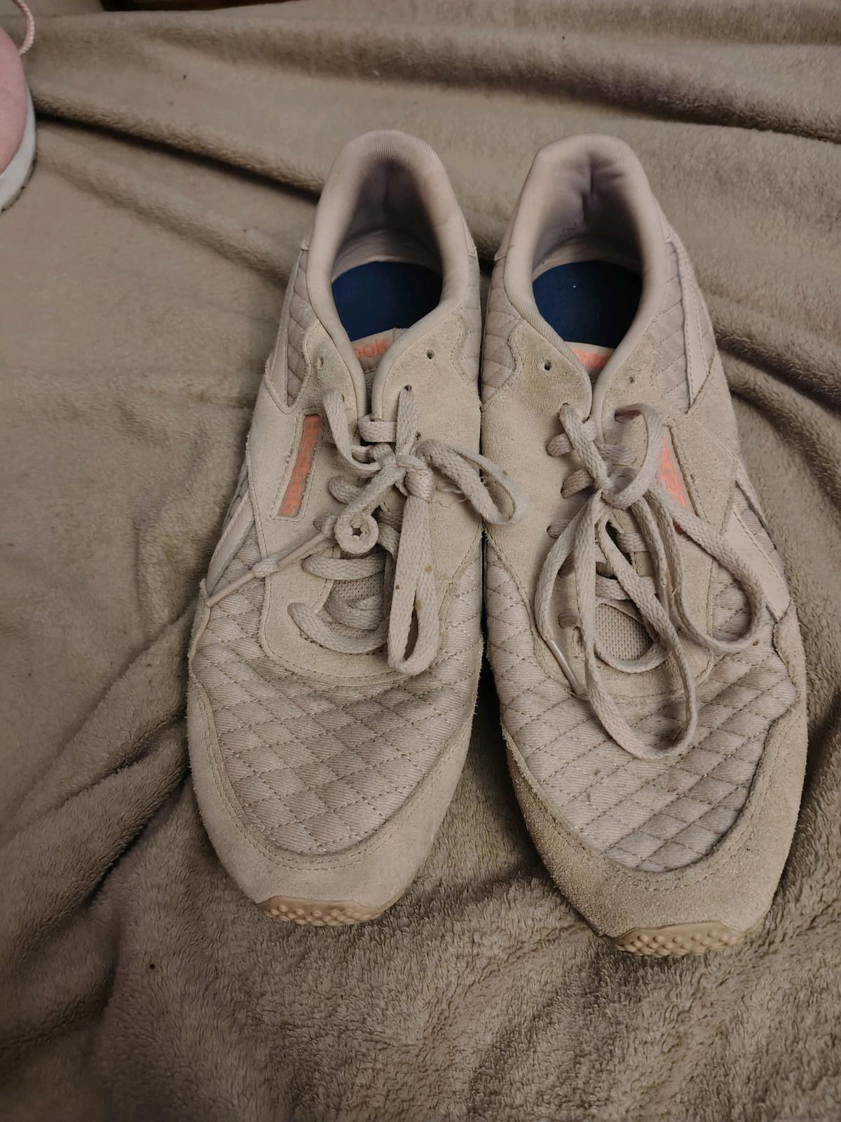 womens size 11 sneakers - Torrington, Connecticut - FleaMarketBay