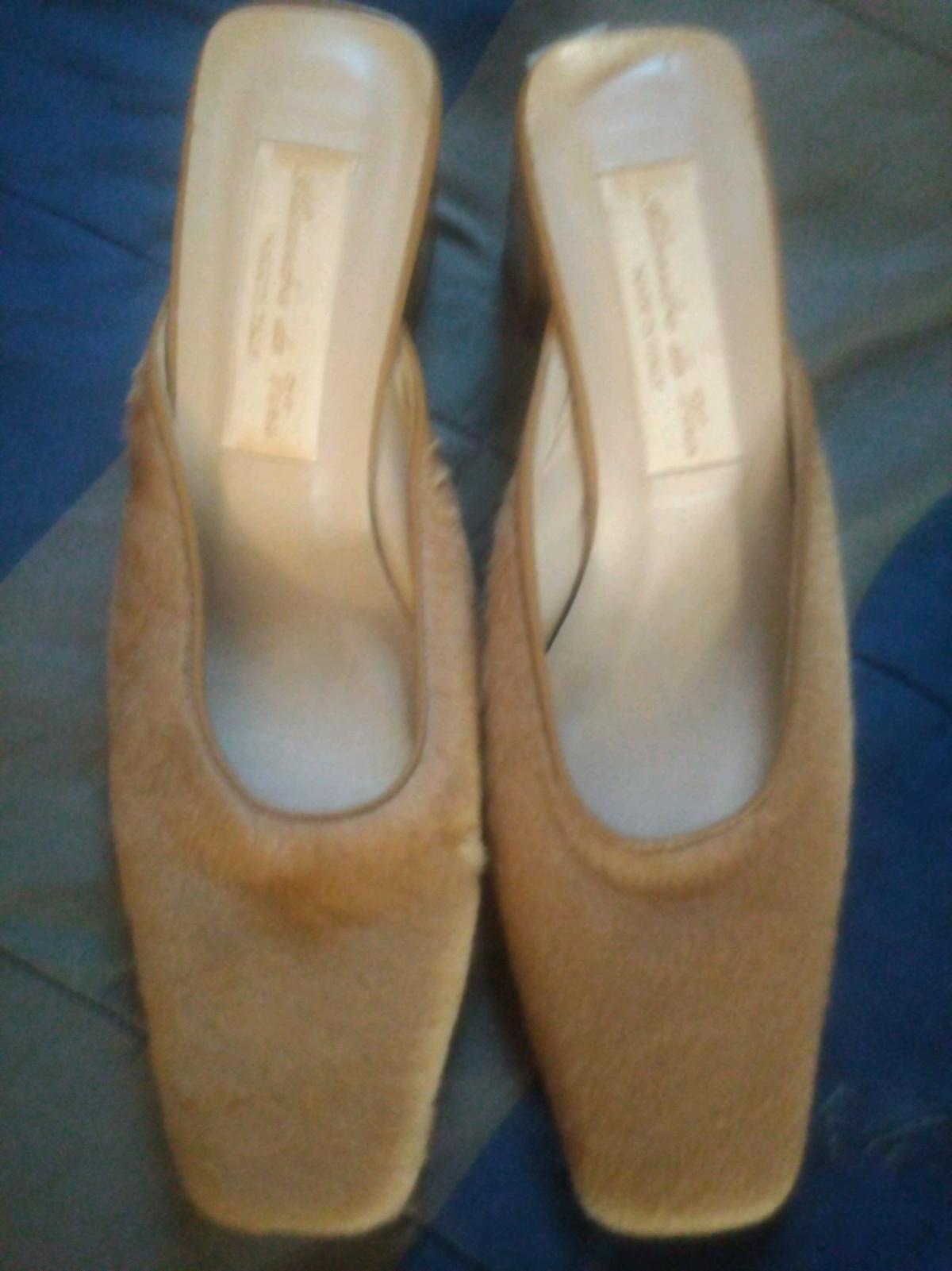 from mothers estate short heels good condition - Akron, Ohio - FleaMarketBay